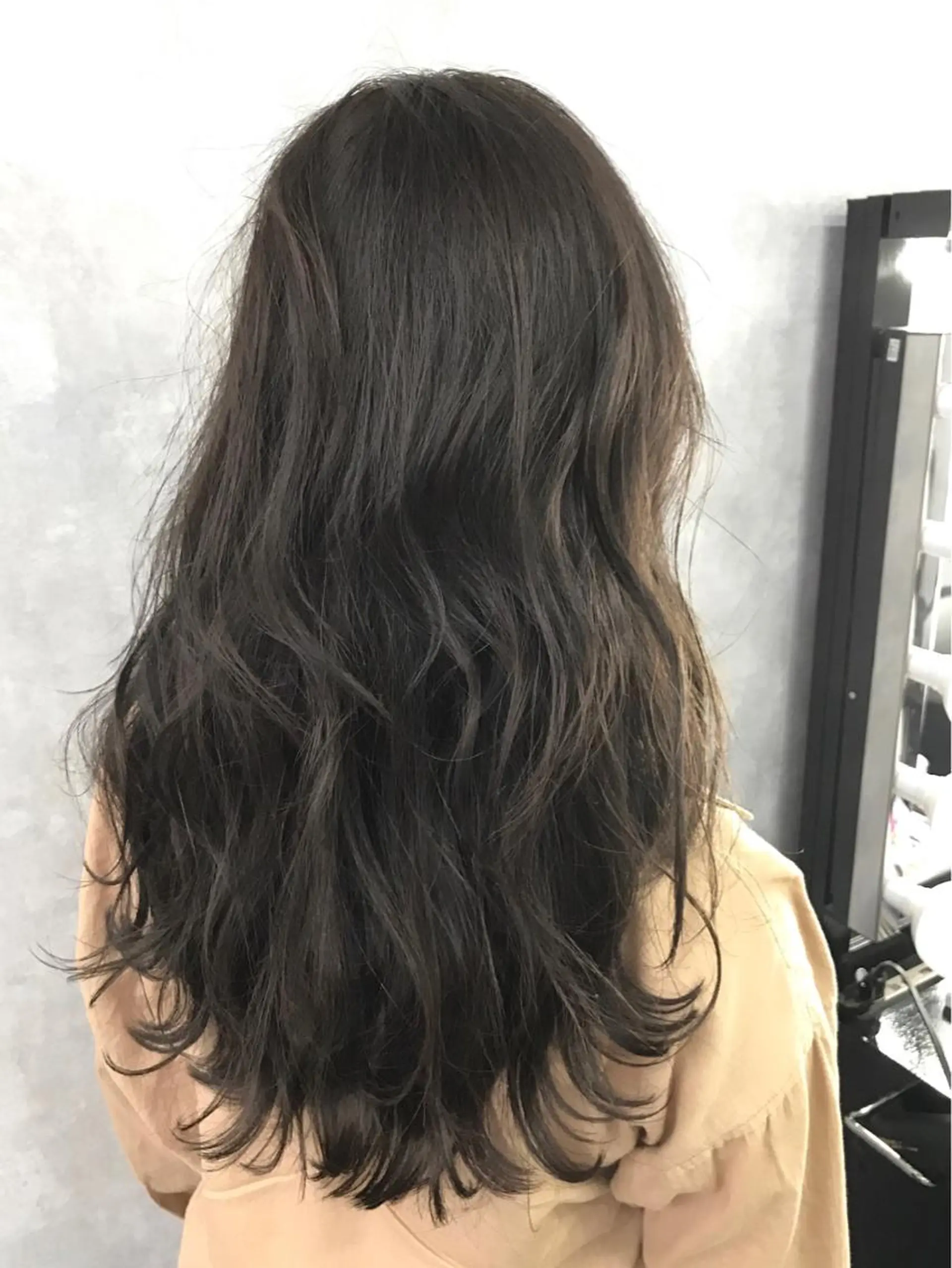セミロング カラー ダークグレー ダークグレージュ グレージュ TOMOYAレイヤー ブリーチ縮毛矯正のヘアスタイル