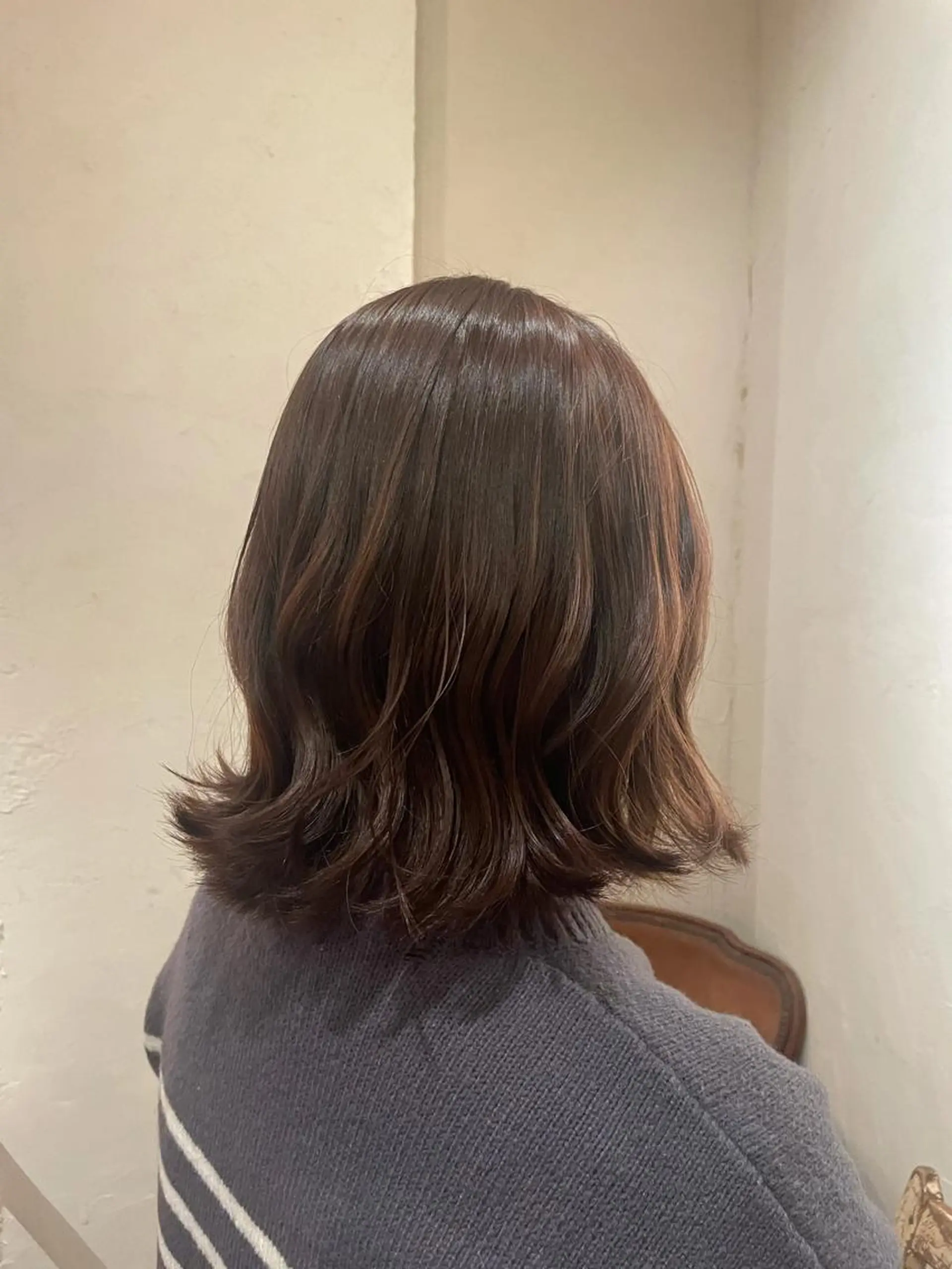 カラー 岡田 神奈のヘアスタイル