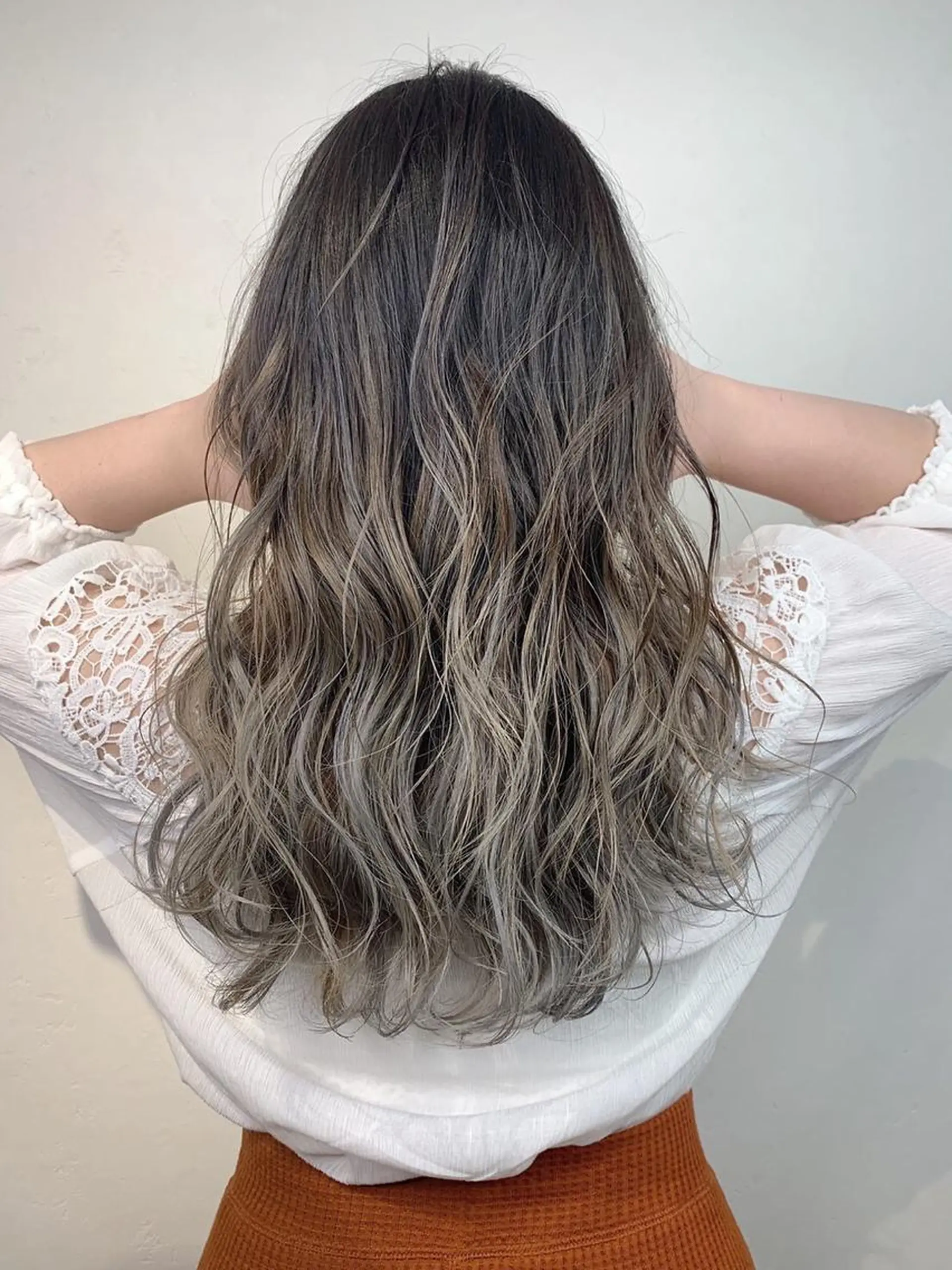 セミロング カラー パーマ バレイヤージュ グレージュ ハイトーンカラー ハイトーングレージュ レイヤーカット _ WHITE三宮店のヘアスタイル