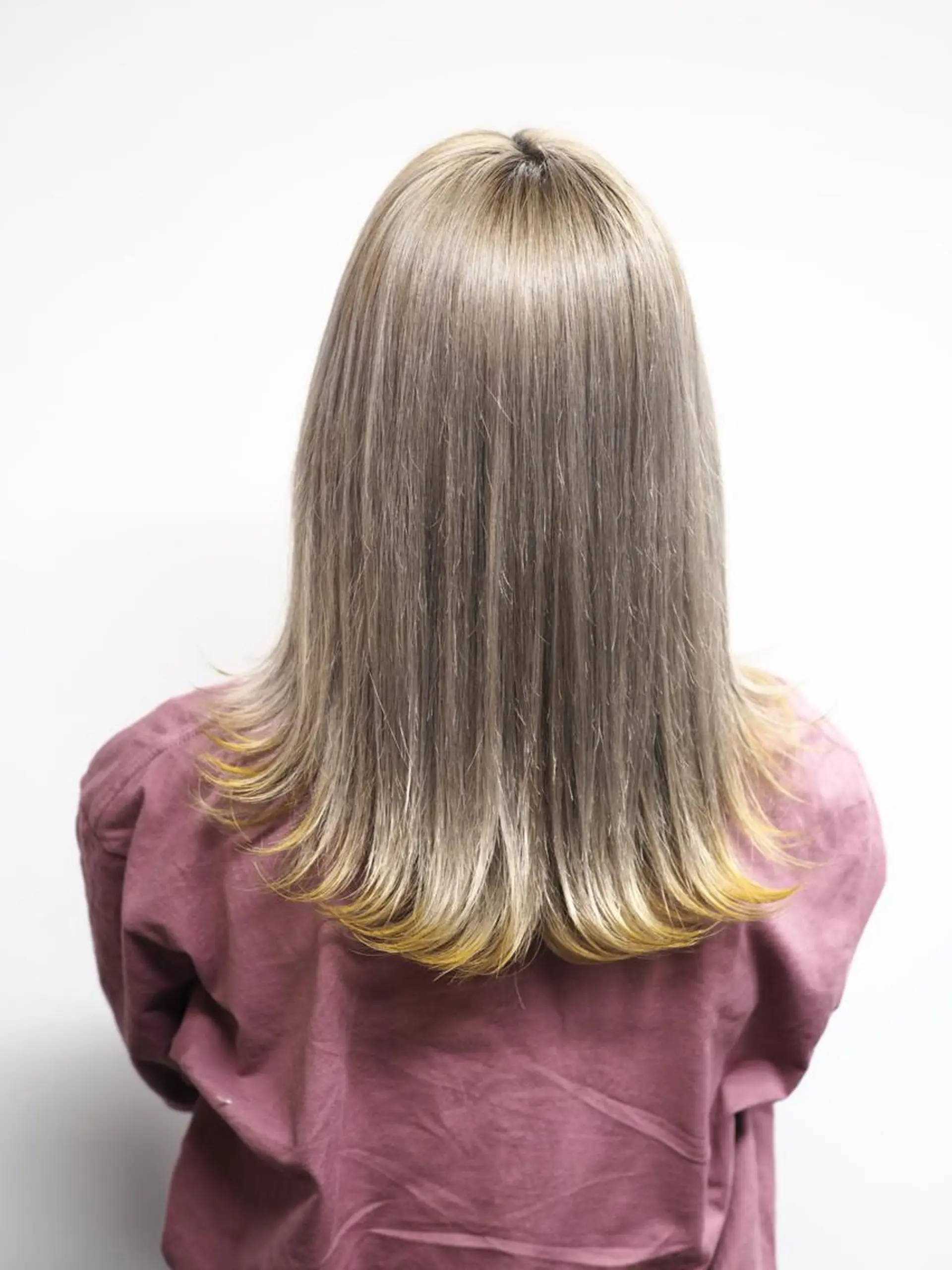 ミディアム カラー ヘアアレンジ メンズ イエローカラー メンズハイトーン メンズバレイヤージュのヘアスタイル