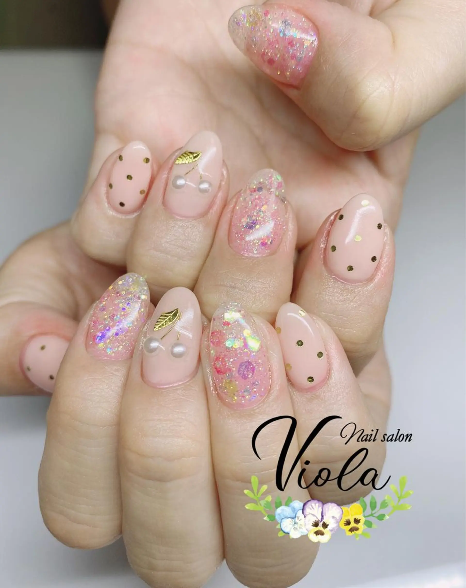 ネイル ドット ゴールド ピンク ピンクベージュ ハンドネイル Nailsalon Viola所属・ネイルサロン Violaのネイルデザイン