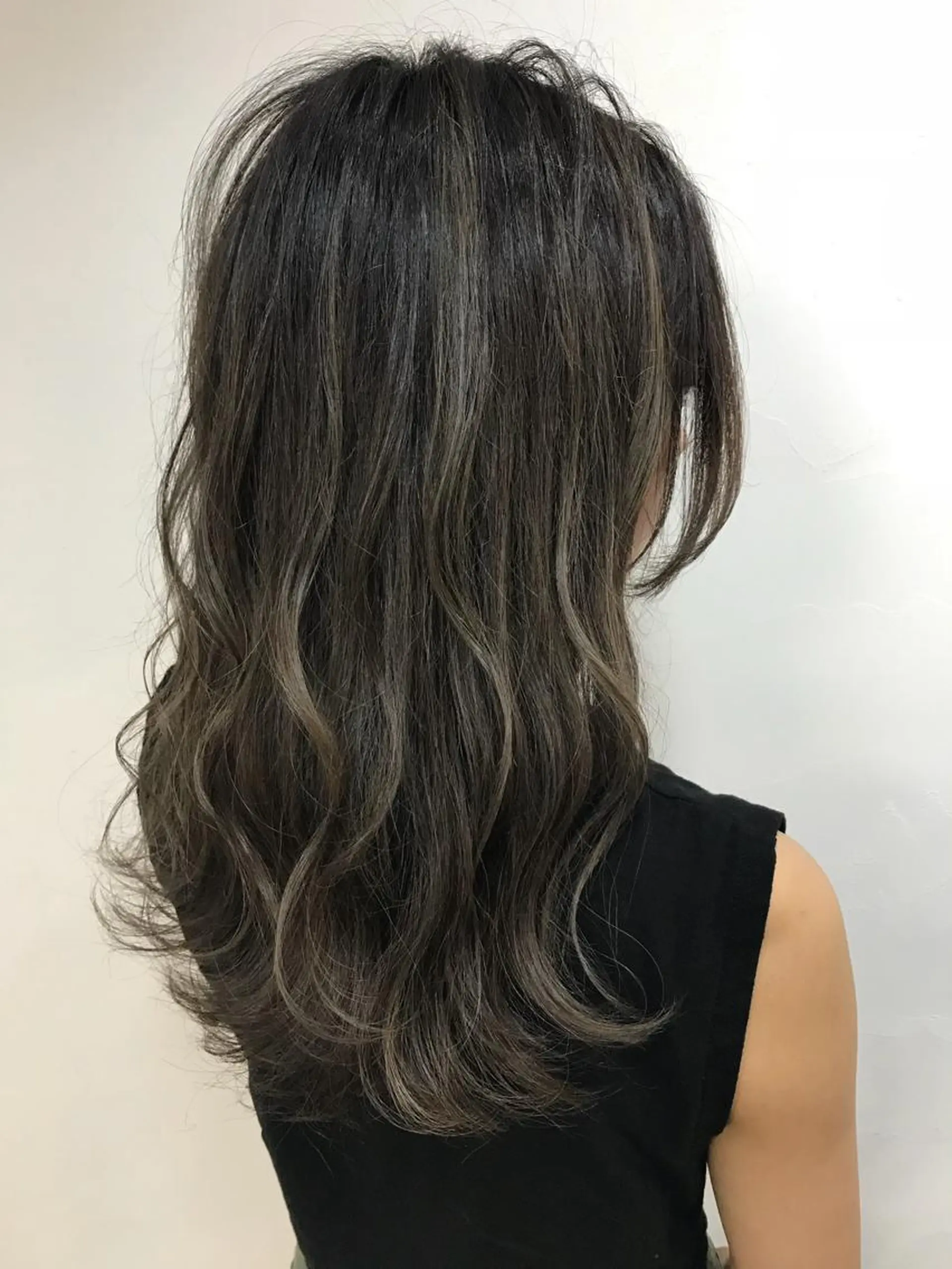 セミロング カラー グラデーションカラー グレージュ ハイライトカラー ハイライト shanti   平岸店所属・柾本 寛貴のヘアスタイル