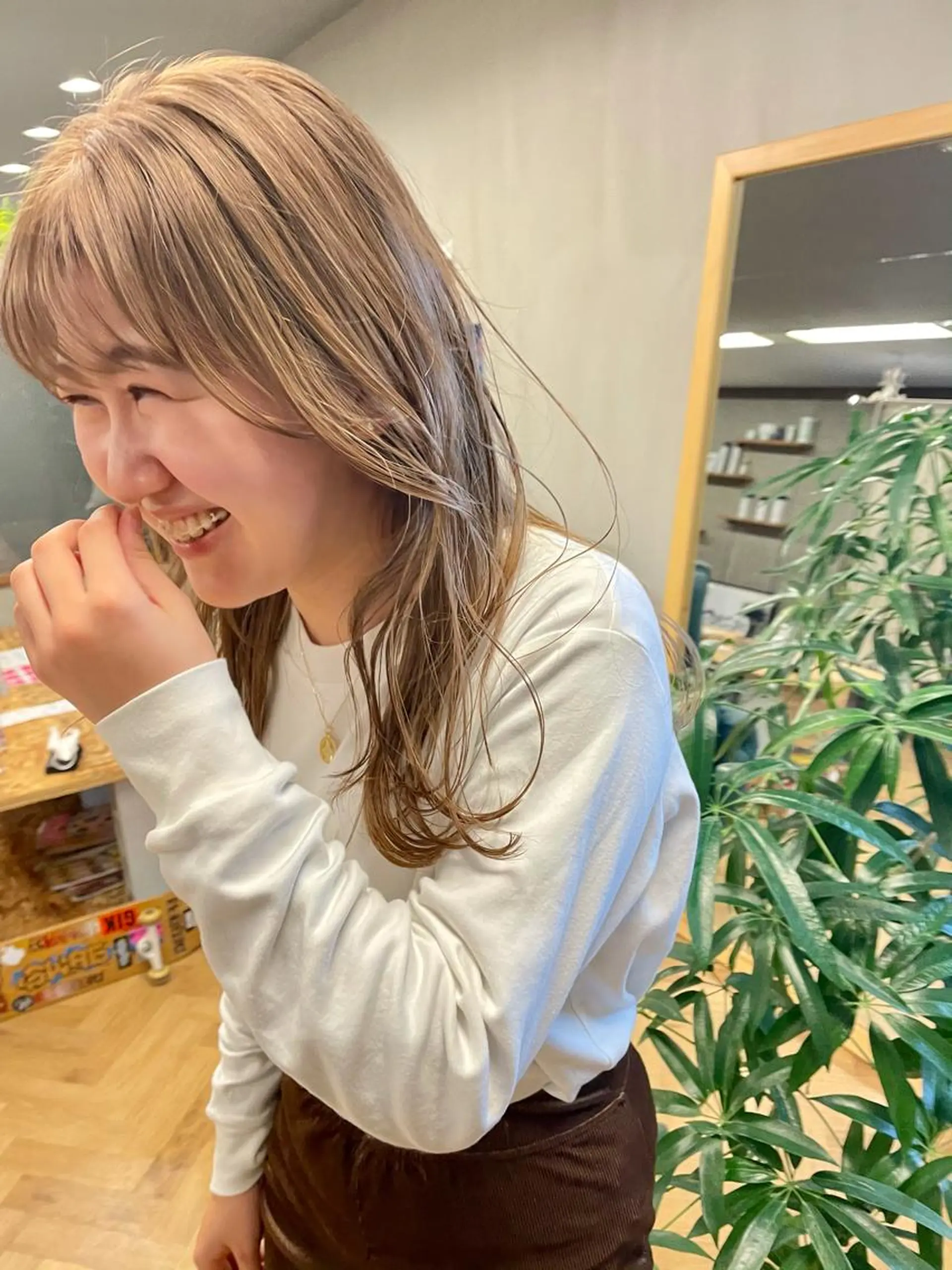 ミディアム カラー パーマ ベージュカラー ミルクティーベージュ カット パーマ トリートメント tatsumi/ボブ ウルフ/レイヤーのヘアスタイル