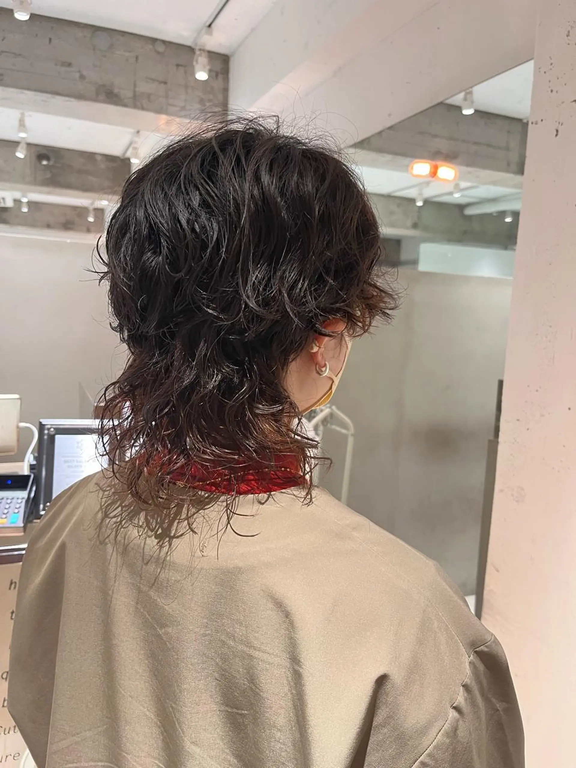 ミディアム パーマ ミディアムパーマ ウルフカット ニュアンスパーマ スパイラルパーマ カット ヘアカラー ヘッドスパ ヘアセット カジュアルを女っぽく 𝗮𝘆𝗮𝗰𝗼のヘアスタイル
