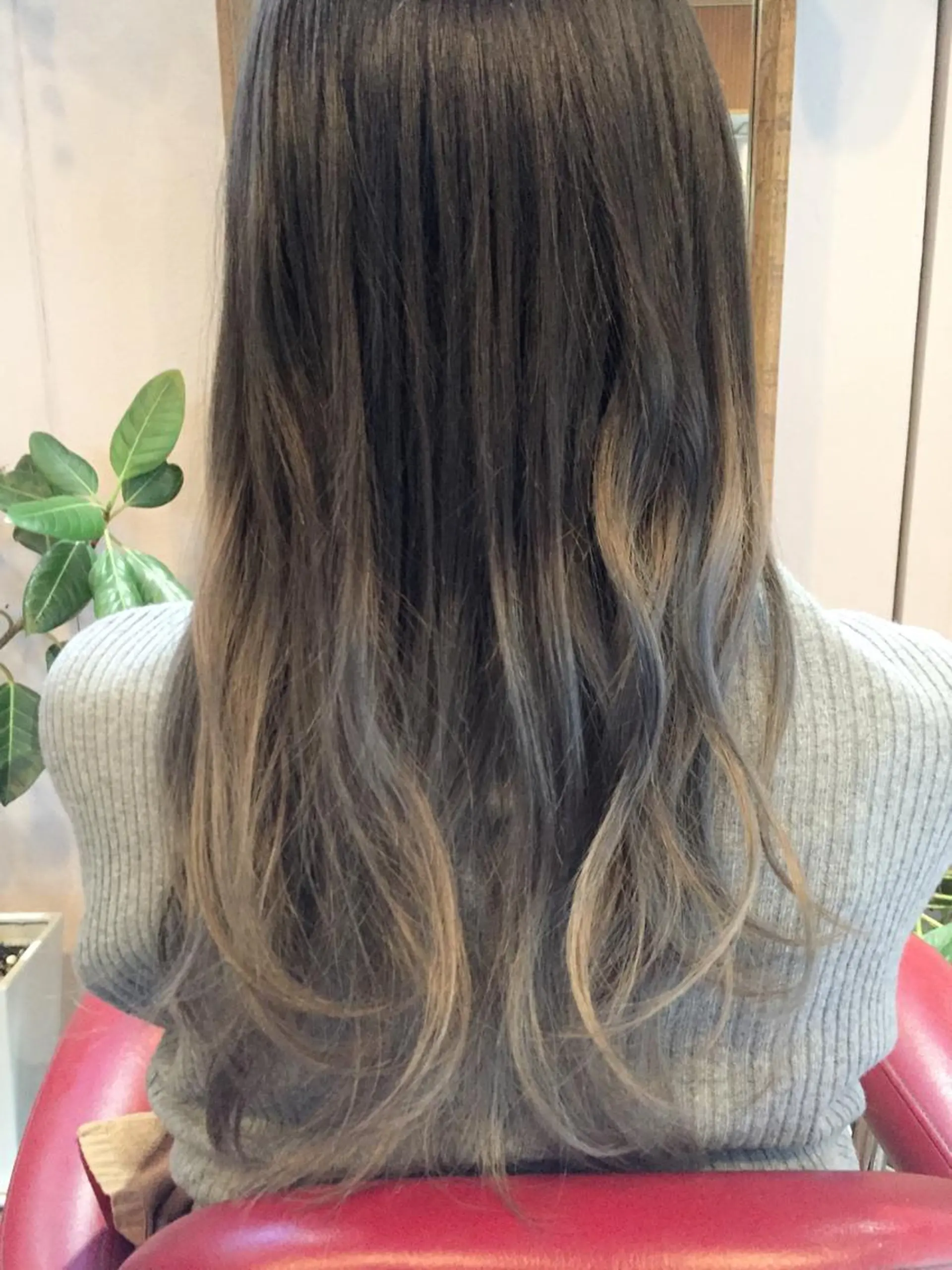 ロング カラー パーマ アッシュ グラデーションカラー ハイトーンカラー ホワイトアッシュ カット トリートメント エクステ 原宿サロン代表 デザインカラー伊藤卓のヘアスタイル