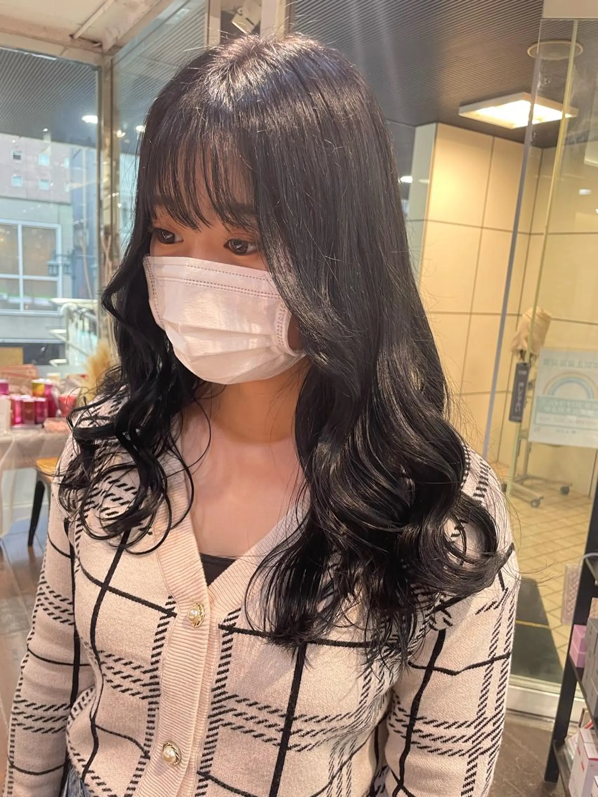 セミロング カラー 黒髪 縮毛矯正 イザワ アヤ🐇のヘアスタイル