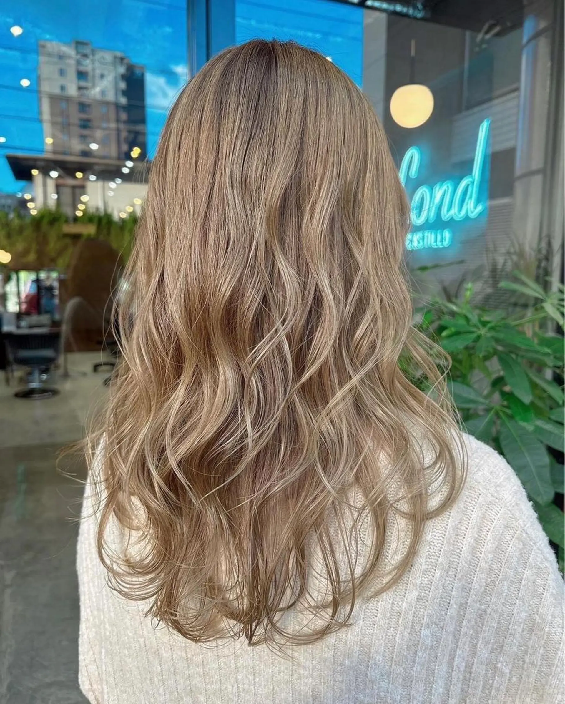 ロング カラー SOYON栄所属・井上 なぎとのヘアスタイル