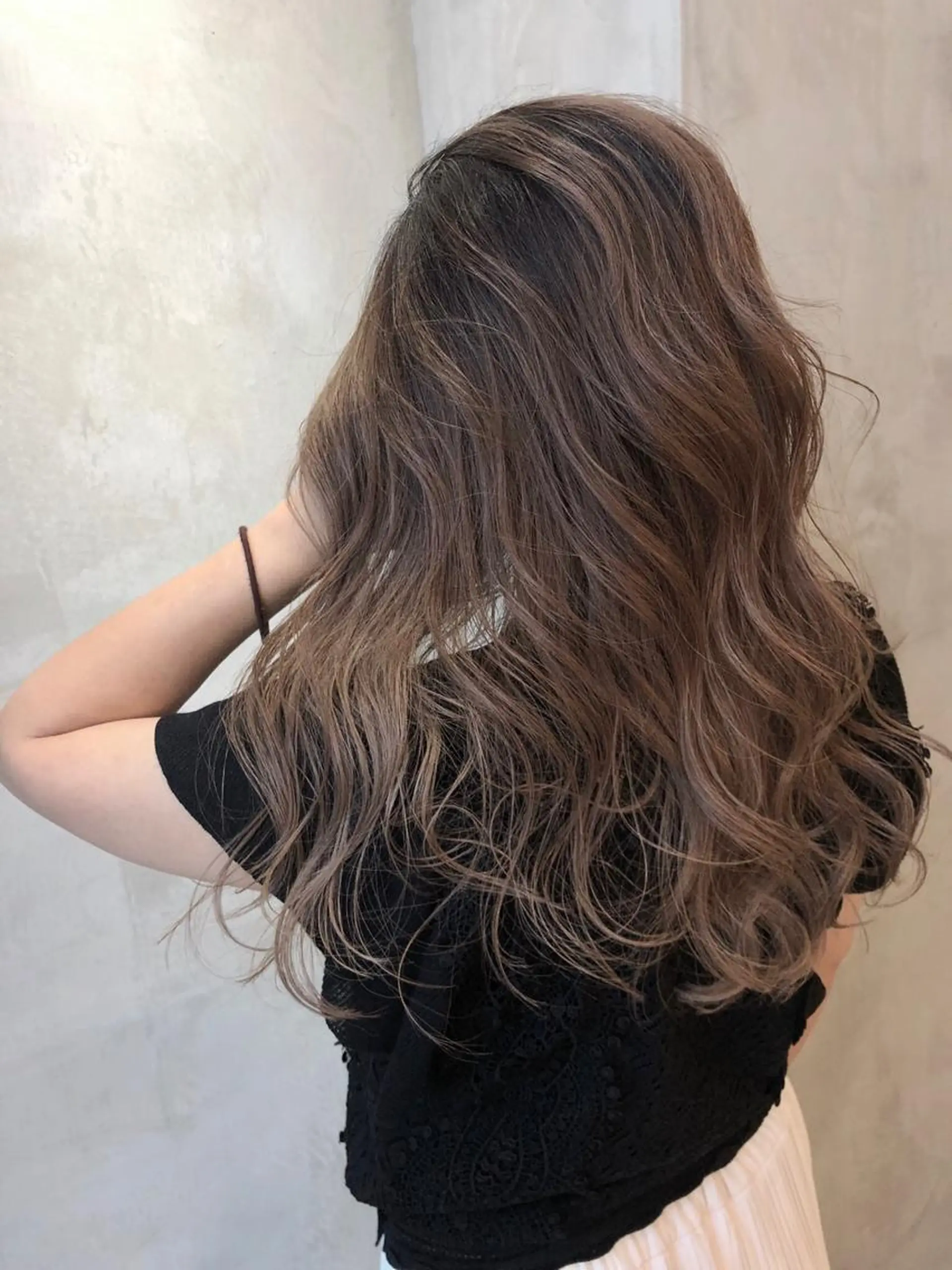 ミディアム カラー パーマ ヘアアレンジ バレイヤージュ レイヤーカット カット ヘアカラー トリートメント TOMO GEEKS代表のヘアスタイル