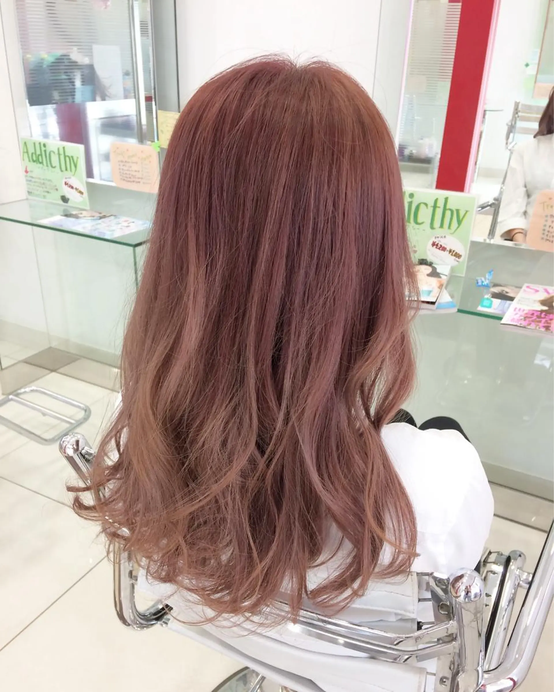 セミロング カラー グラデーションカラー ピンクカラー 得能 雅人のヘアスタイル