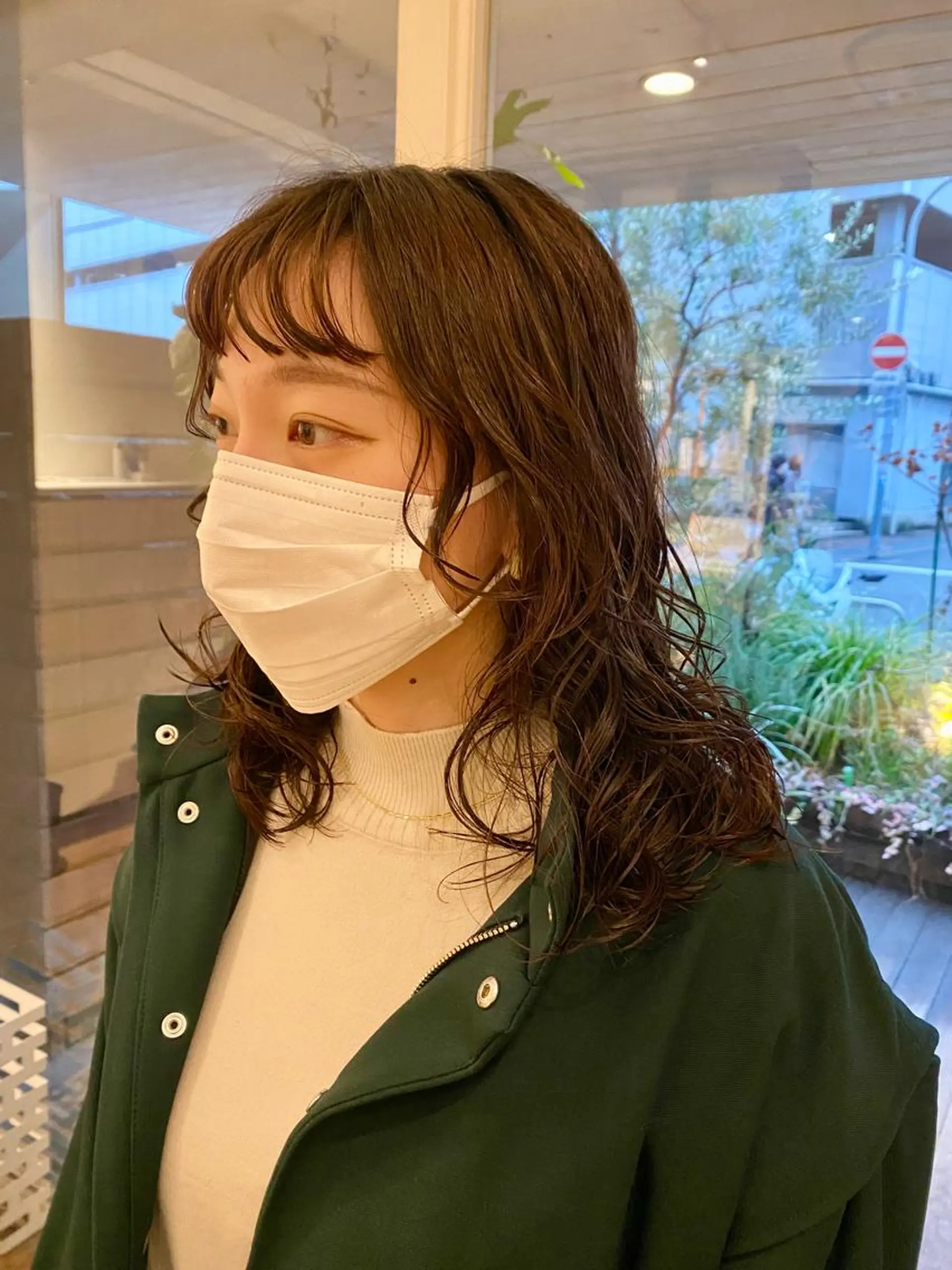 ミディアム パーマ ミディアムパーマ 顔まわりレイヤー レイヤーカット カット パーマ トリートメント BELLA TOMOMIのヘアスタイル