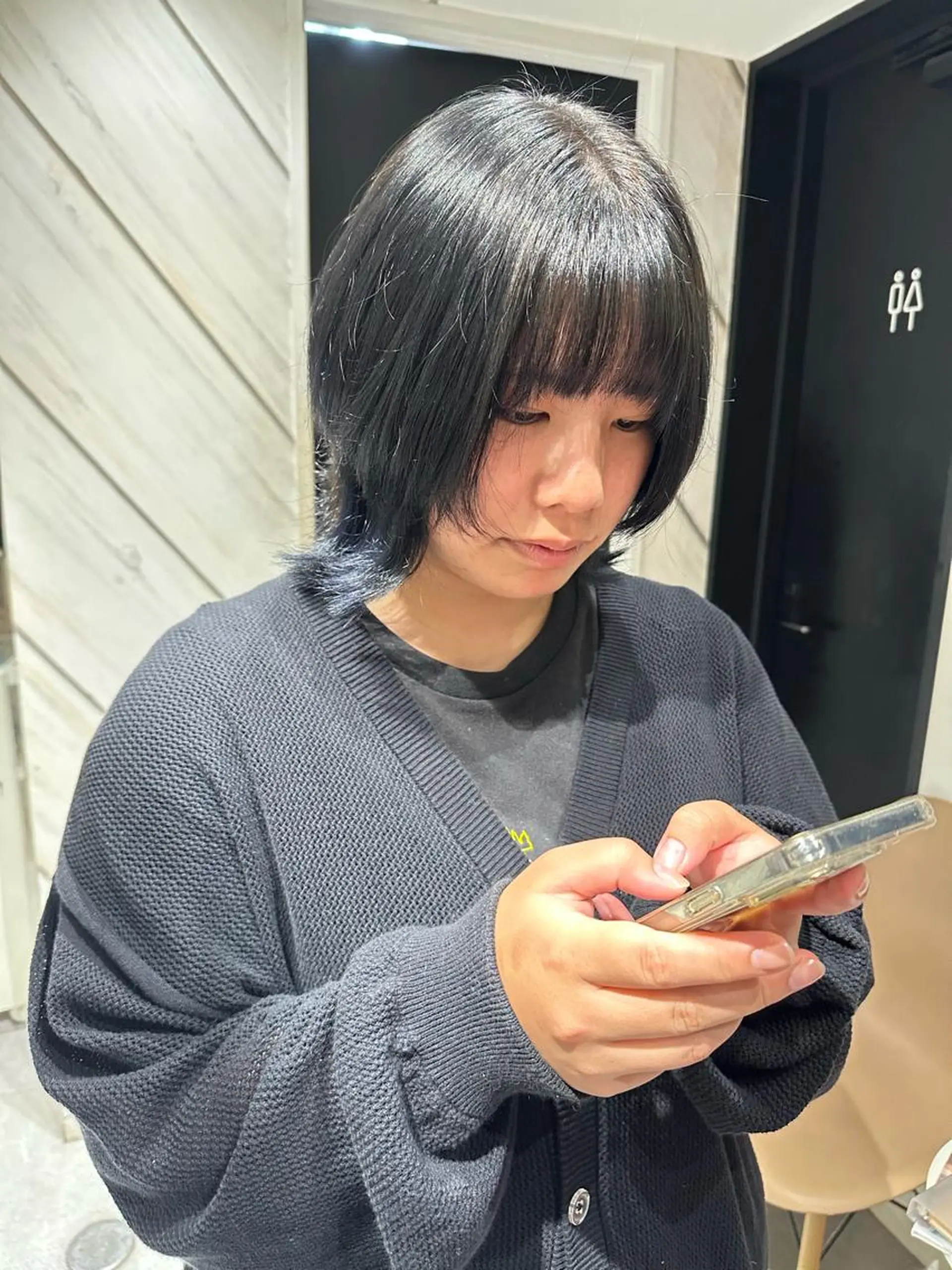 ショート カラー 黒髪 ブリーチ ブルーカラー ブルーブラック ブリーチなしカラー ヘアカラー Maria 梅田デザインカラーのヘアスタイル