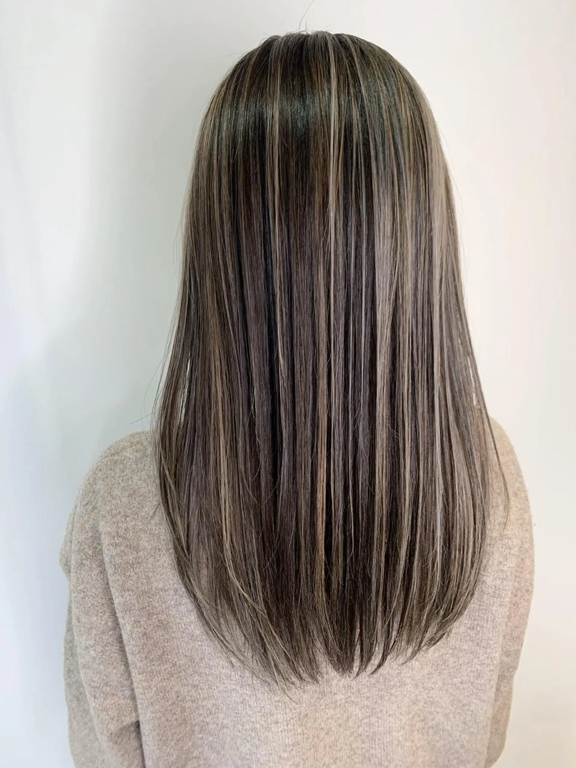 セミロング カラー パーマ ヘアアレンジ シールエクステ アッシュ バレイヤージュ ベージュカラー ブリーチ L. OSAKAのヘアスタイル