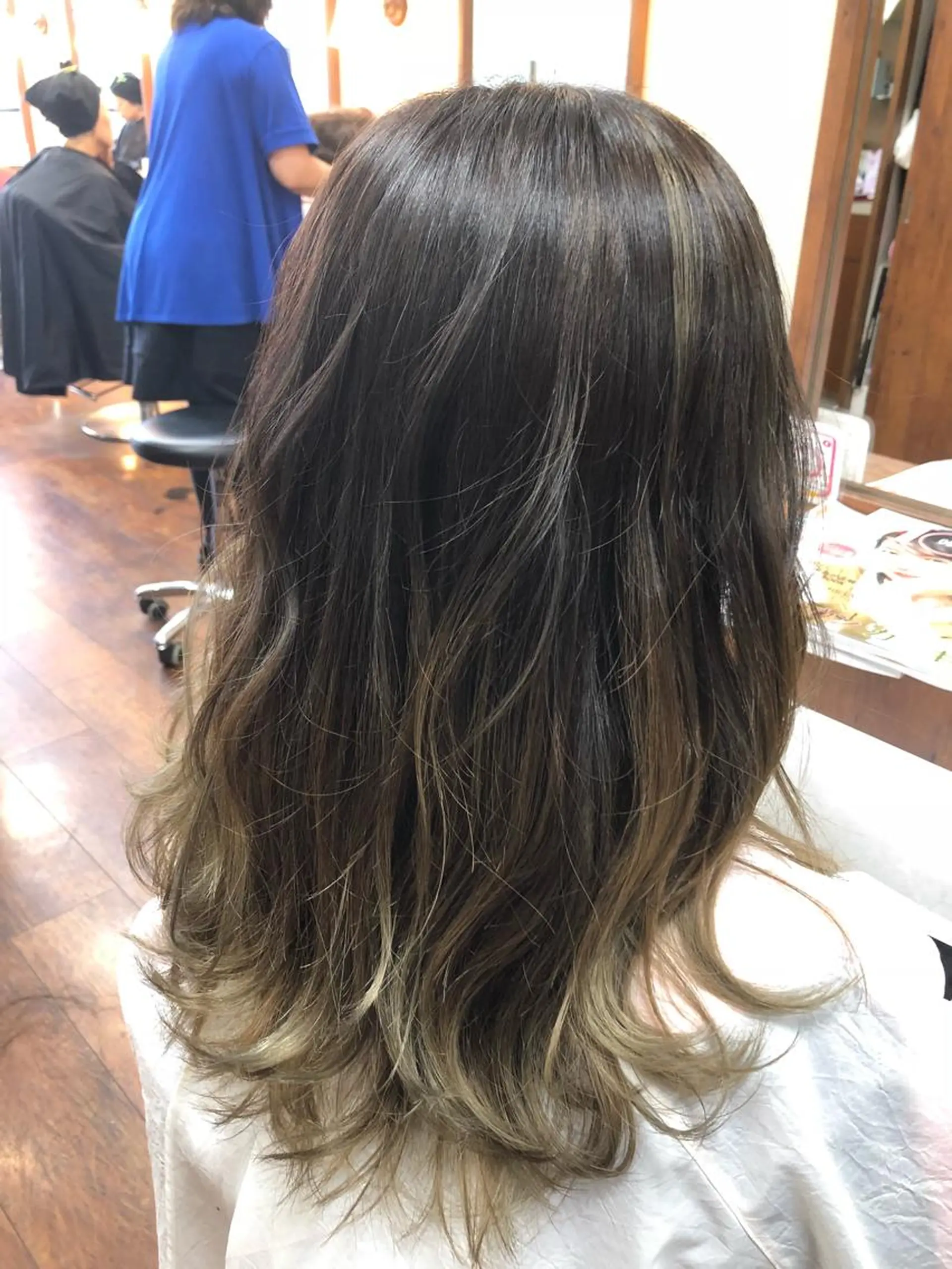 セミロング カラー アッシュ ベージュカラー ブリーチ 透明感カラー ハイライトカラー カット パーマ トリートメント 大野 まゆのヘアスタイル