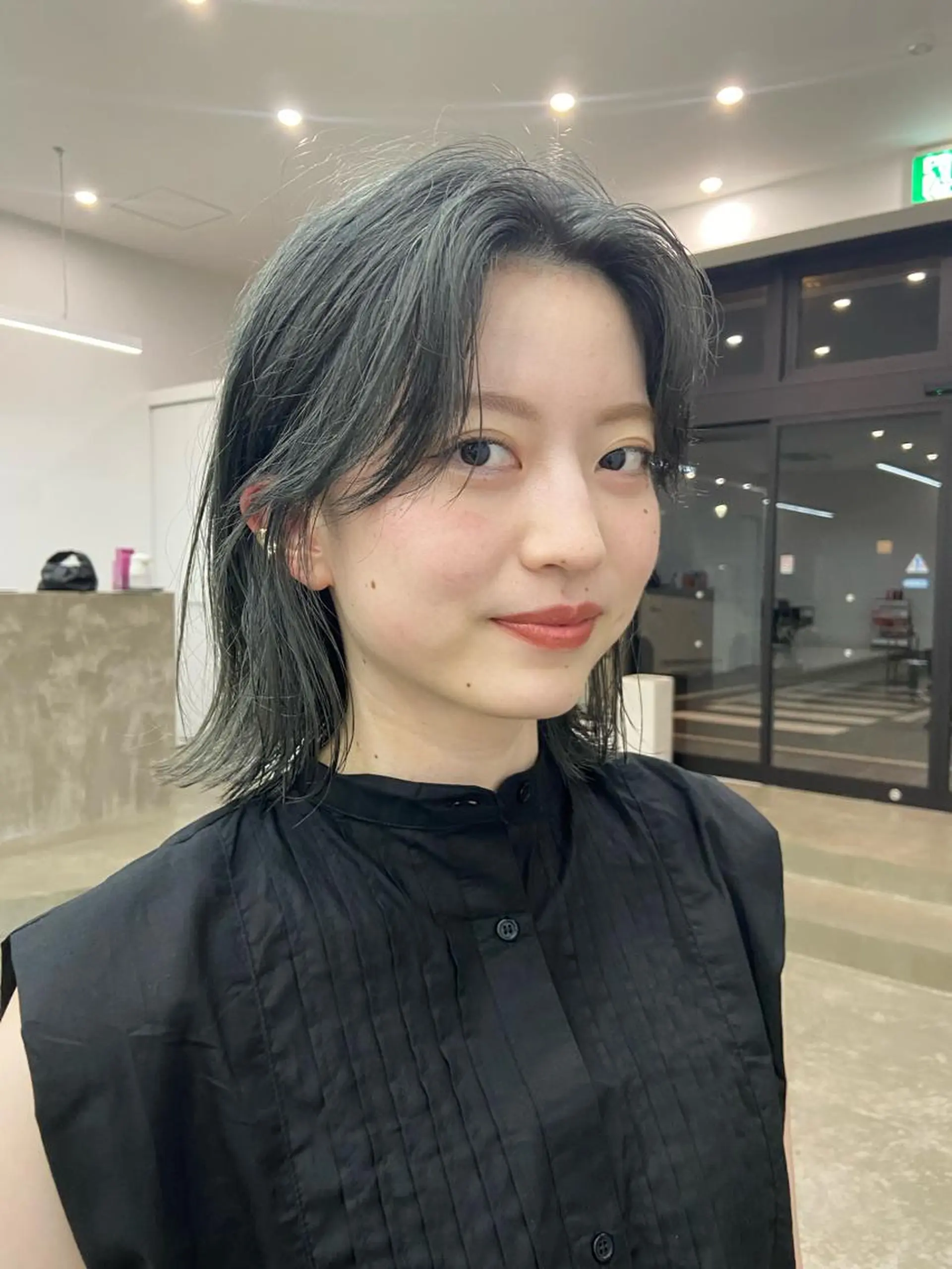 ショート カラー ブリーチ グレージュ カーキグレージュ 山岸 未玖のヘアスタイル