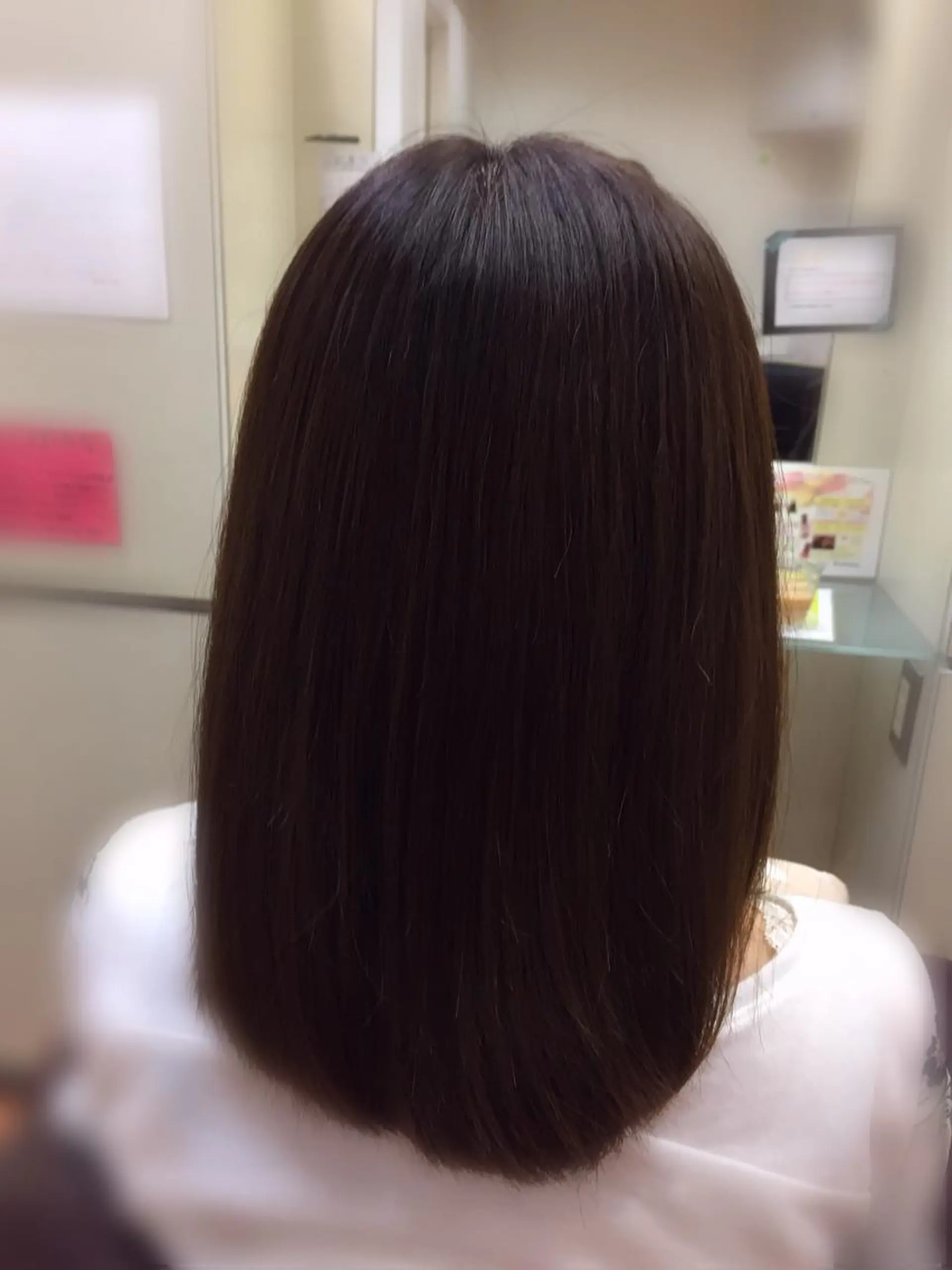 セミロング カラー アッシュ カット 縮毛矯正 根岸 真奈美のヘアスタイル