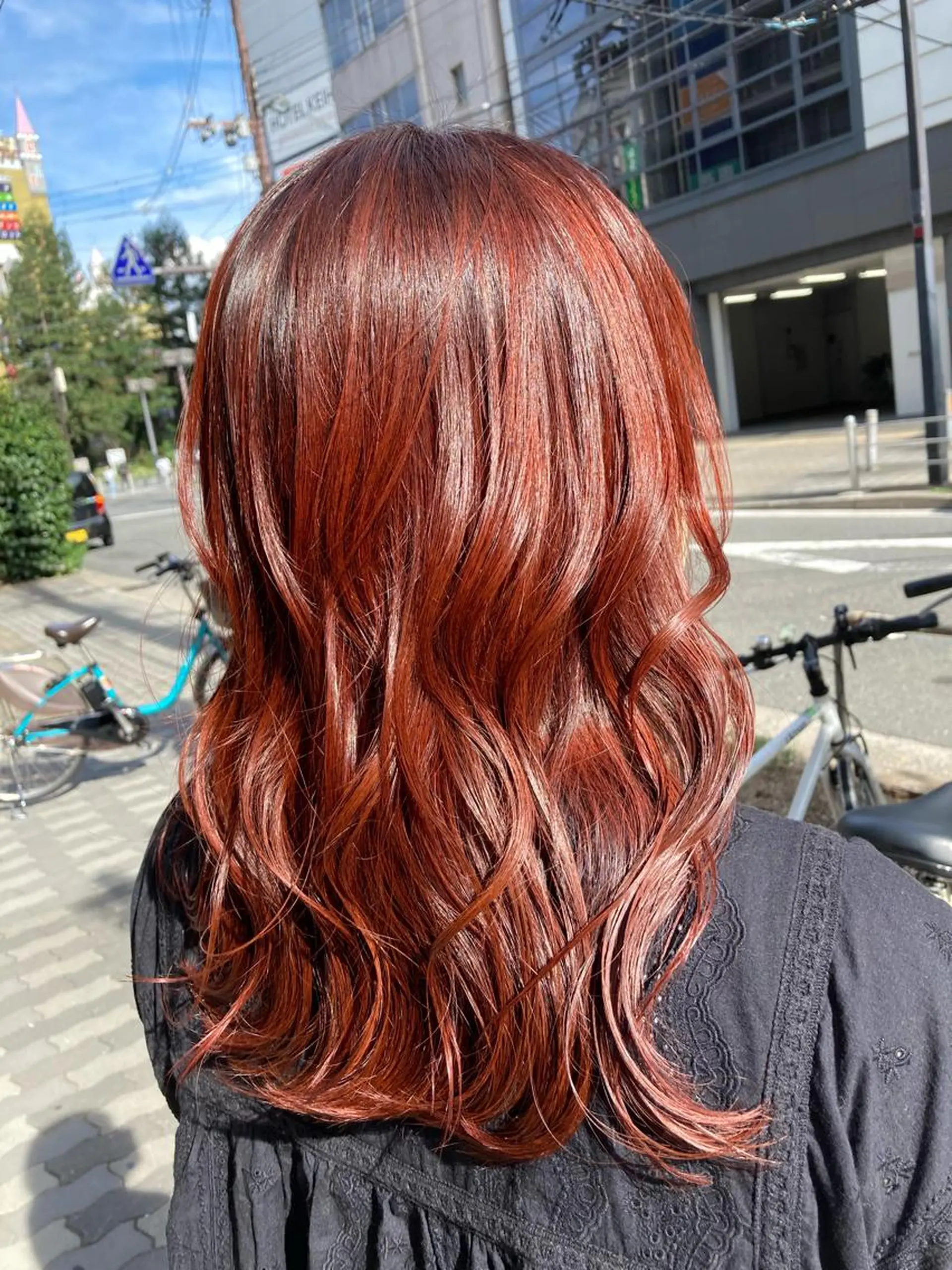 セミロング カラー オレンジ オレンジレッド レッドカラー ✂️carina✂️ ハイトーンカラー🤩のヘアスタイル