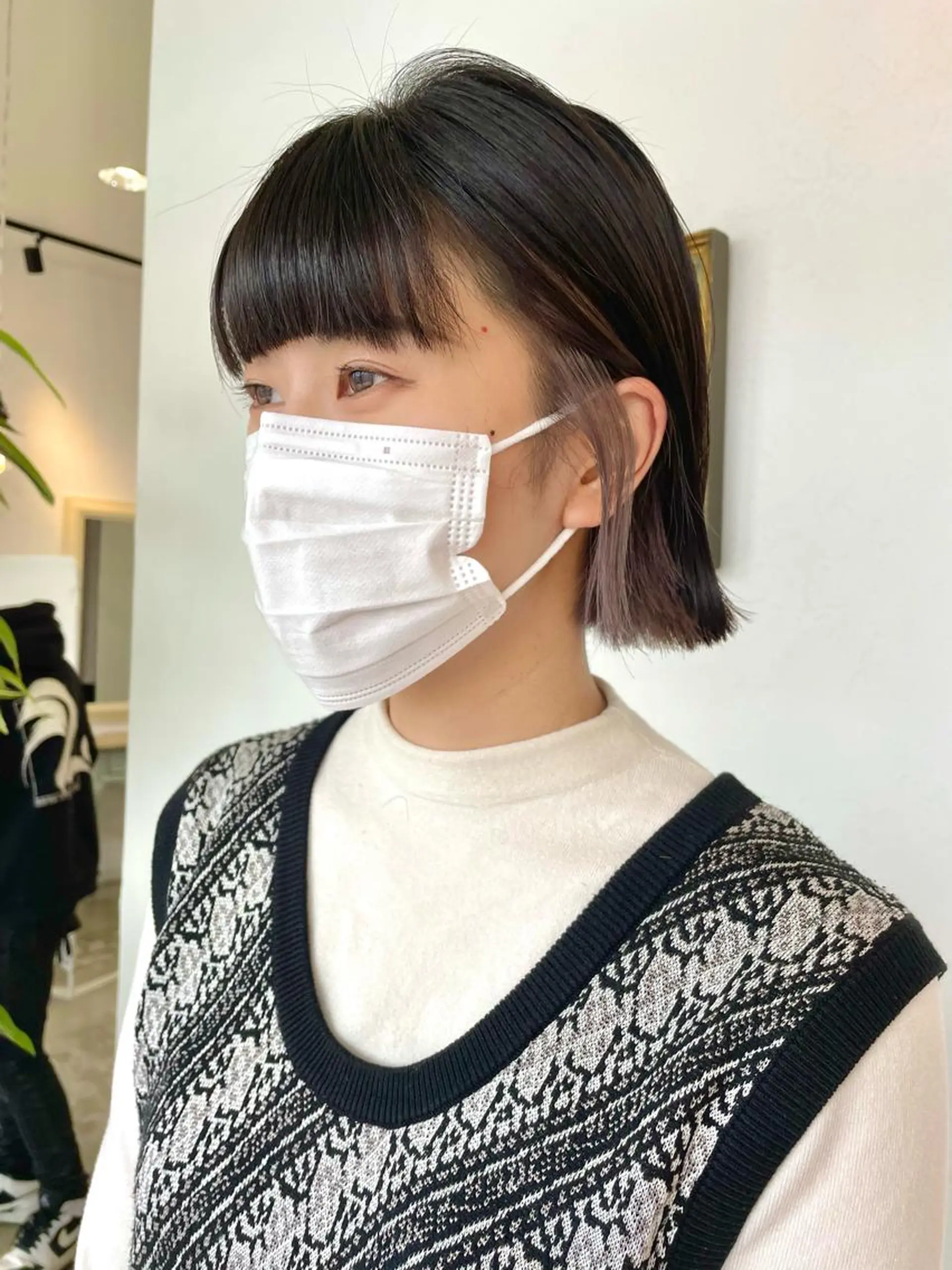 ショート カラー イヤリングカラー グレージュ 錦 茉李のヘアスタイル