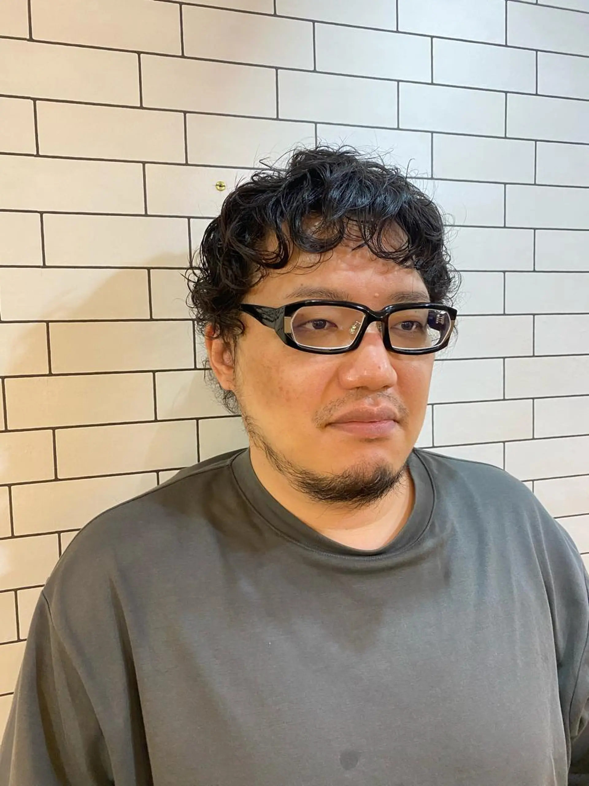 ショート パーマ メンズ メンズパーマ カット パーマ オーストヘアージジ所属・TAI透明カラー 柔らかい縮毛矯正のヘアスタイル
