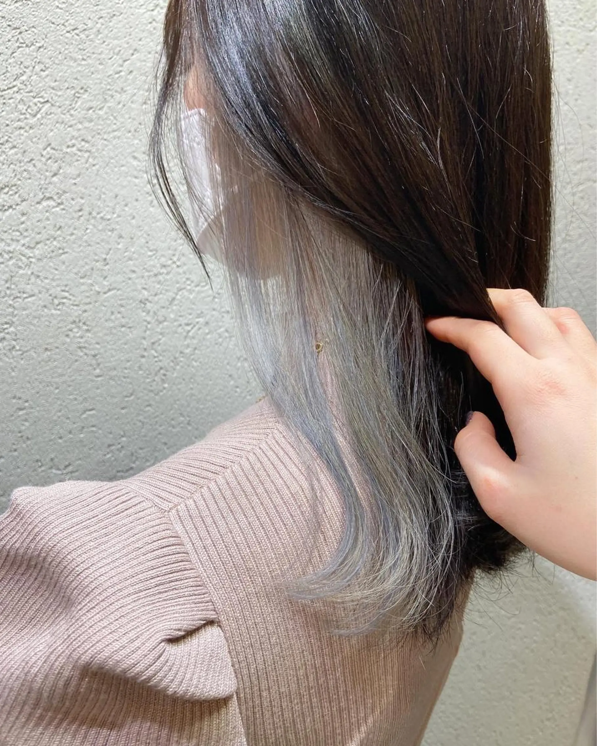 ロング カラー ブリーチ イヤリングカラー カット ヘアカラー ノイシキ サキのヘアスタイル