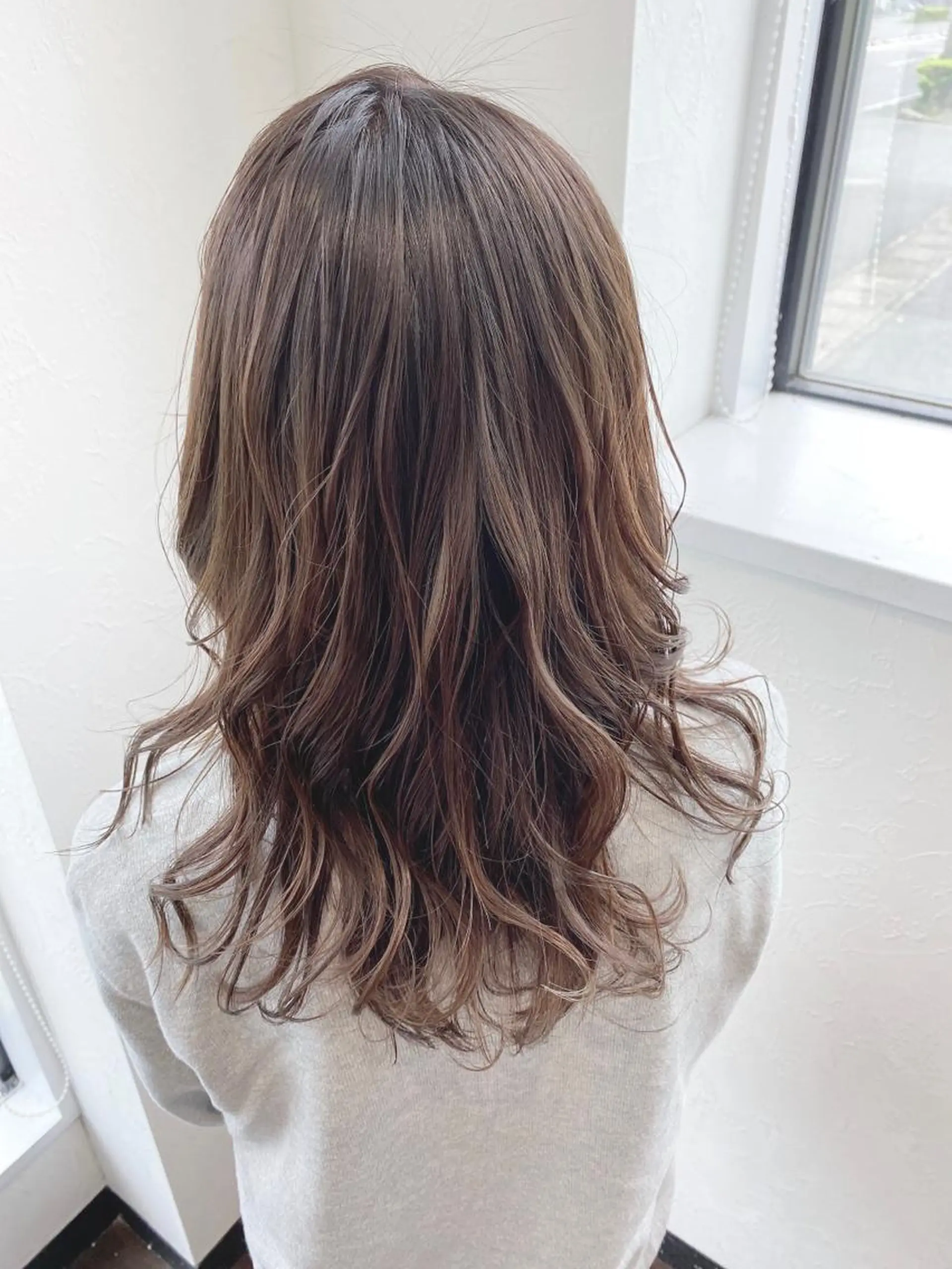 セミロング カラー アッシュ ベージュカラー ハイライトカラー ハイライト シェアサロンR所属・川合 勇気のヘアスタイル