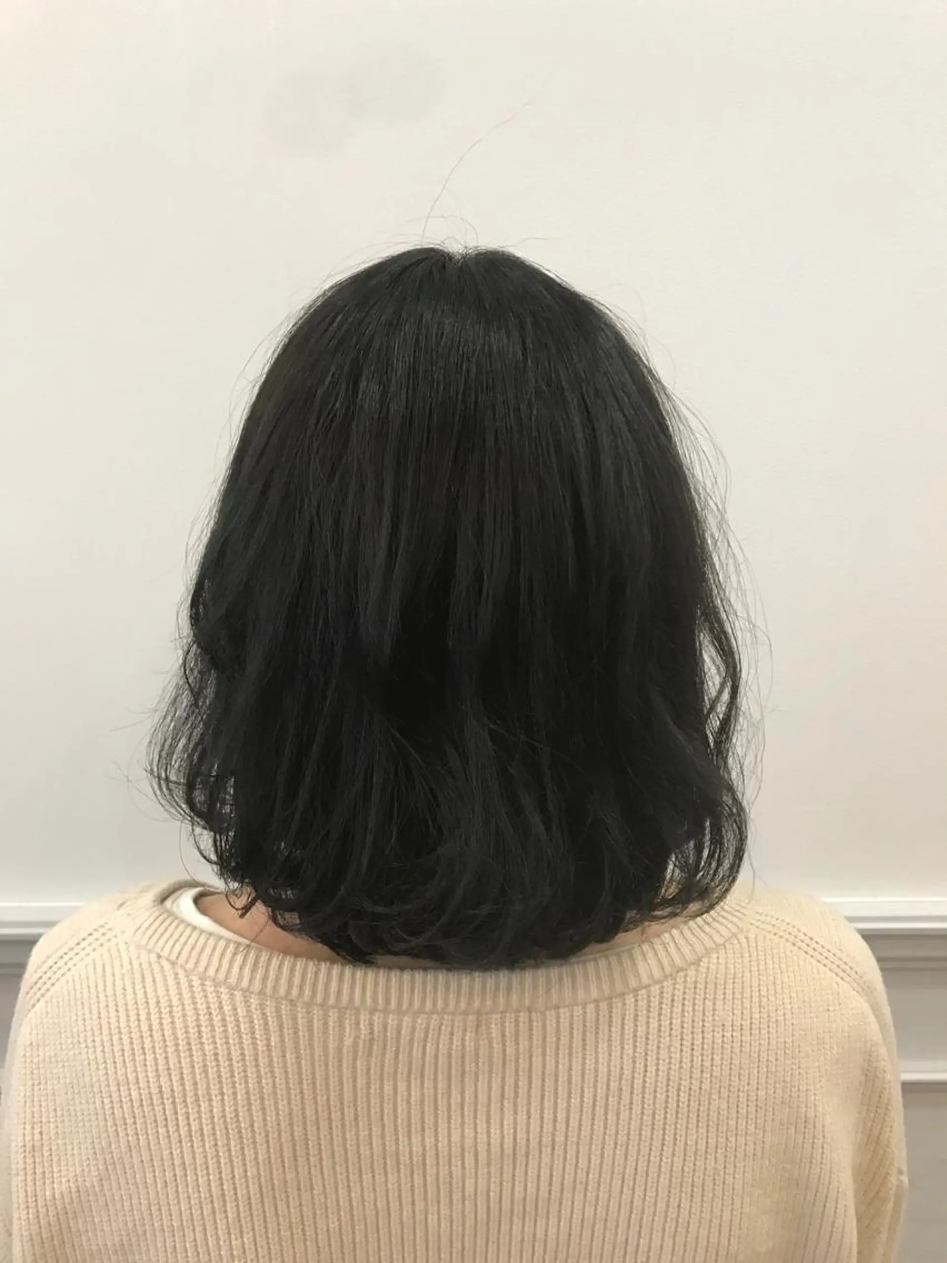ミディアム カラー 黒髪 ブルーカラー ブルージュ ひろせ かなのヘアスタイル