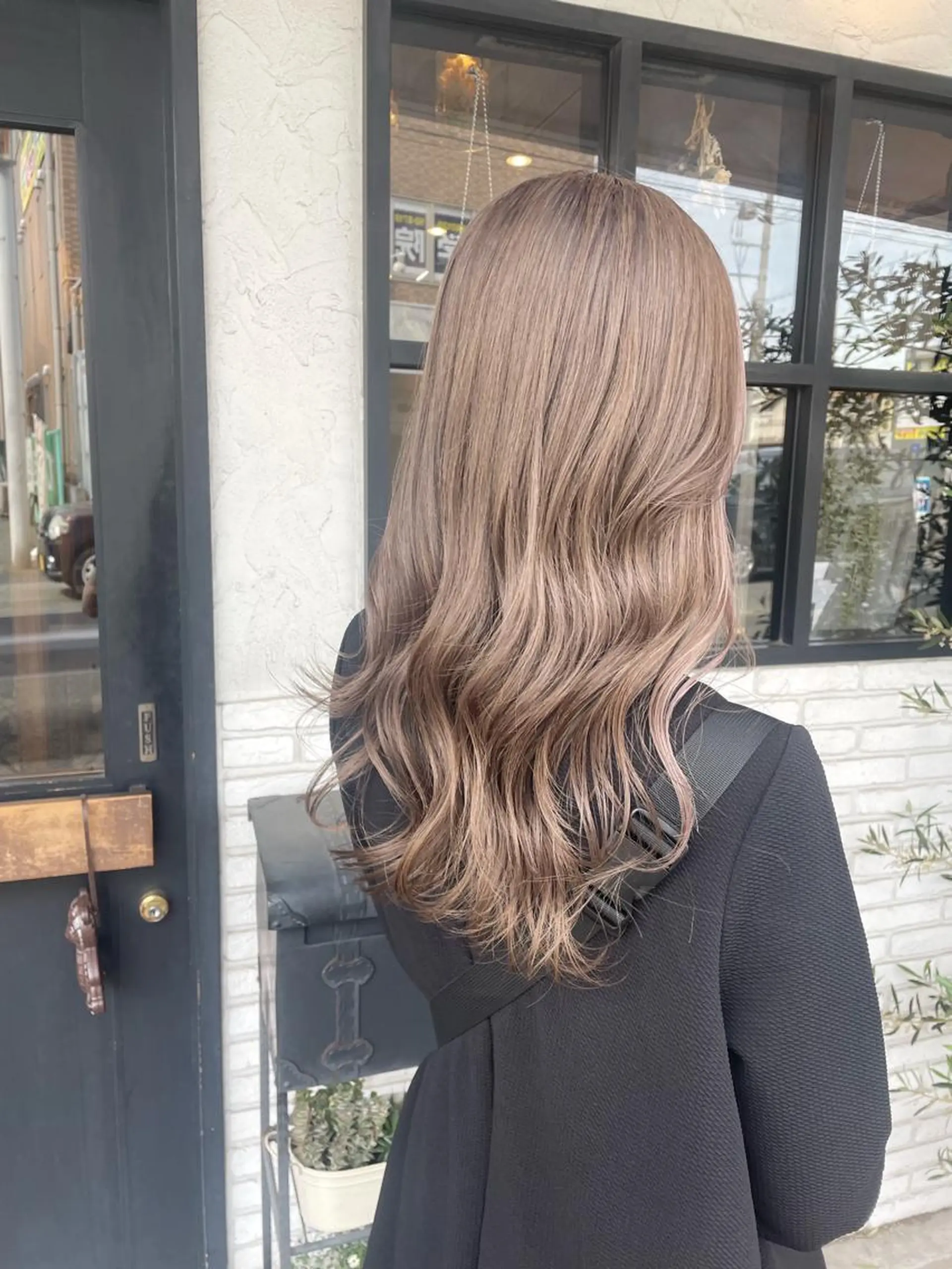 セミロング ミストバング ヘアカラー 小坂 真子のヘアスタイル
