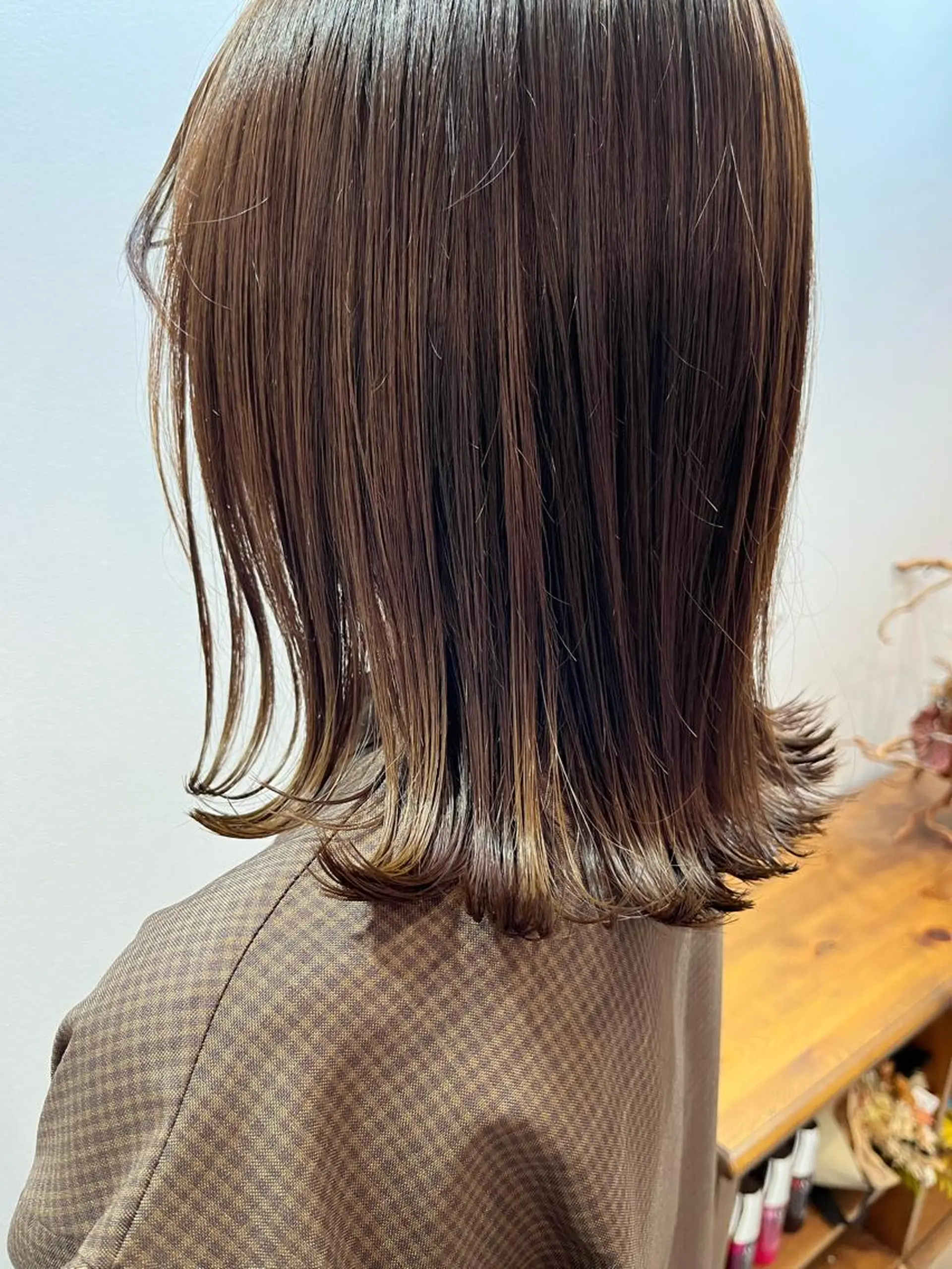 セミロング 切りっぱなしロブ Hikari /赤み消しカラーのヘアスタイル