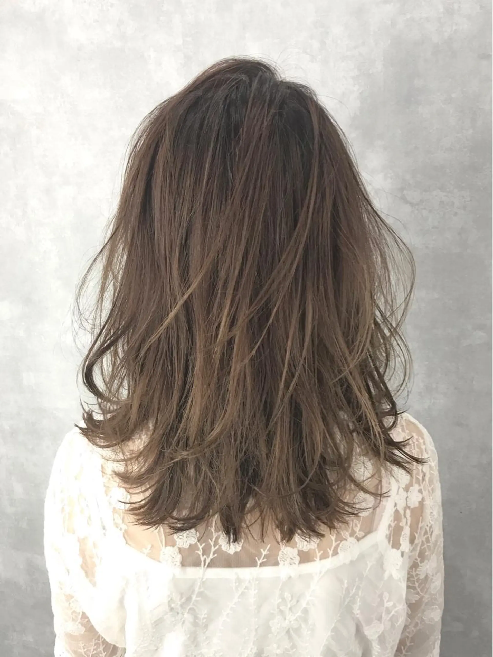 セミロング カラー ベージュカラー ミルクティーベージュ TOMOYAレイヤー ブリーチ縮毛矯正のヘアスタイル