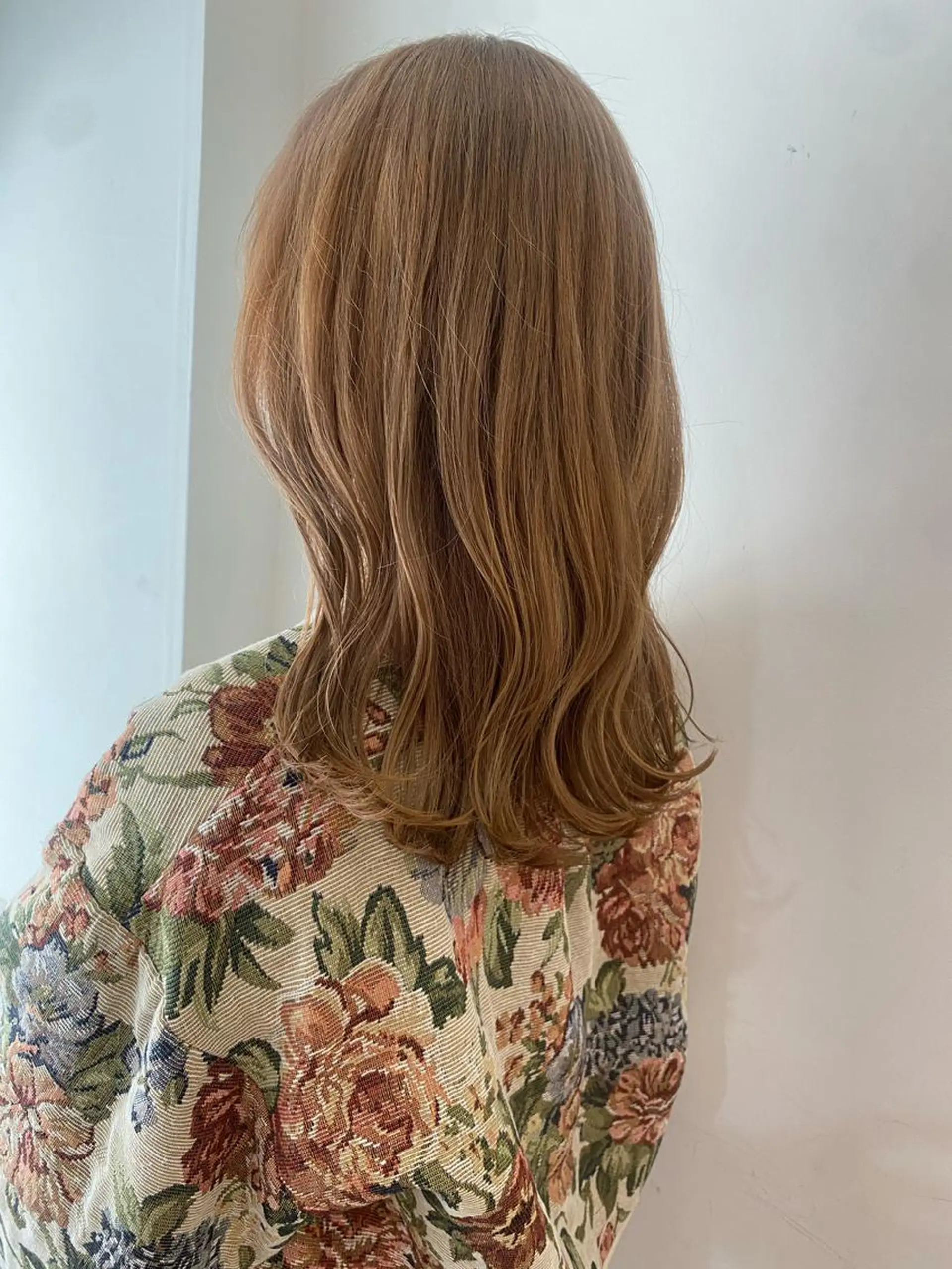 カラー ベージュカラー ブリーチ ミルクティーベージュ 宇佐美 朋香のマツエク・マツパデザイン