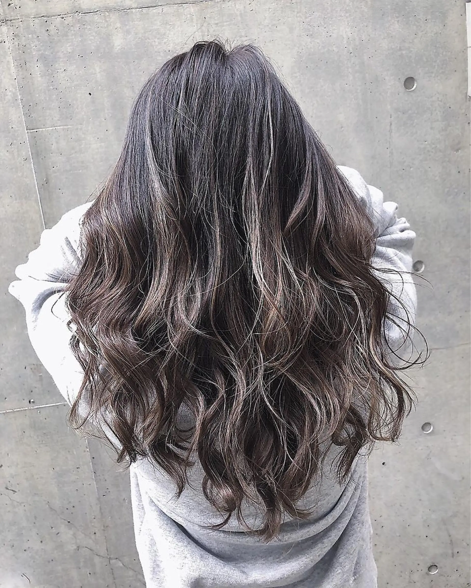 ロング カラー バレイヤージュ ブリーチ ダブルカラー グラデーションカラー ハイライトカラー ヘアカラー hair salon mementoのヘアスタイル