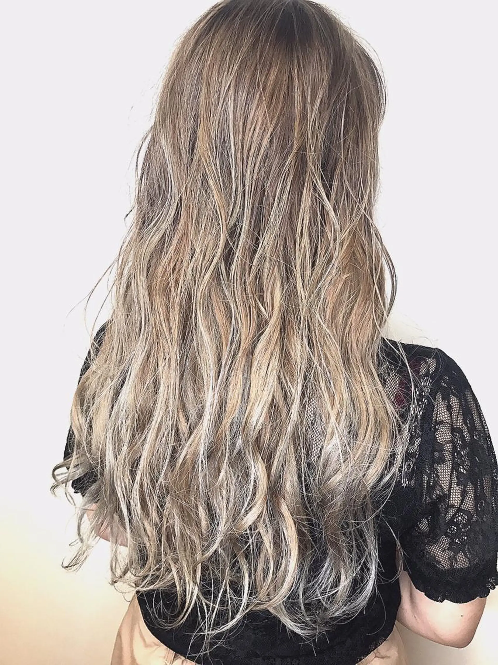 カラー 朝倉 美月のヘアスタイル
