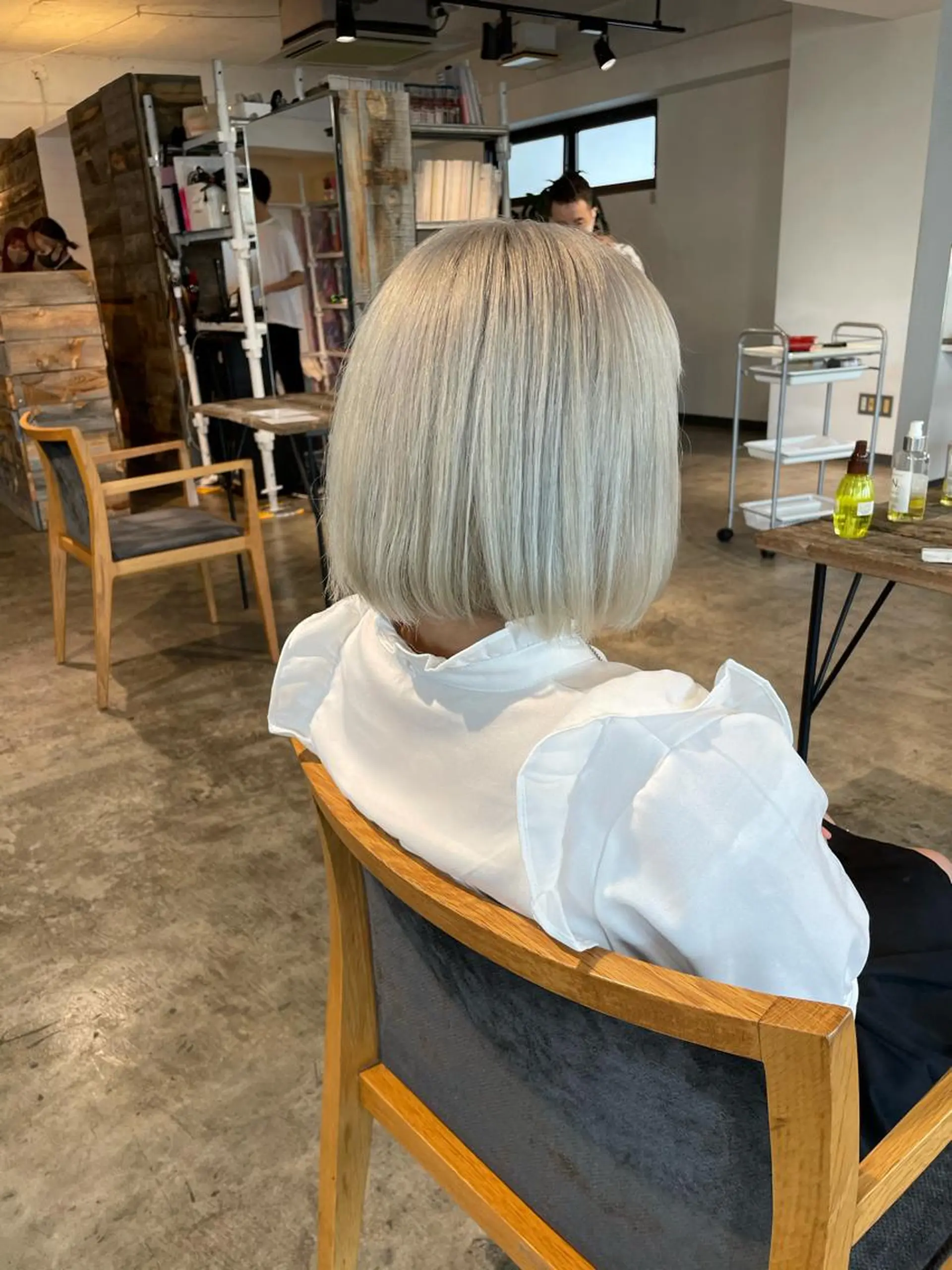 ミディアム カラー ベージュカラー ブリーチ ホワイトベージュ ヘアカラー トリートメント ハイトーン/レイヤー /ケアブリーチ石川治のヘアスタイル