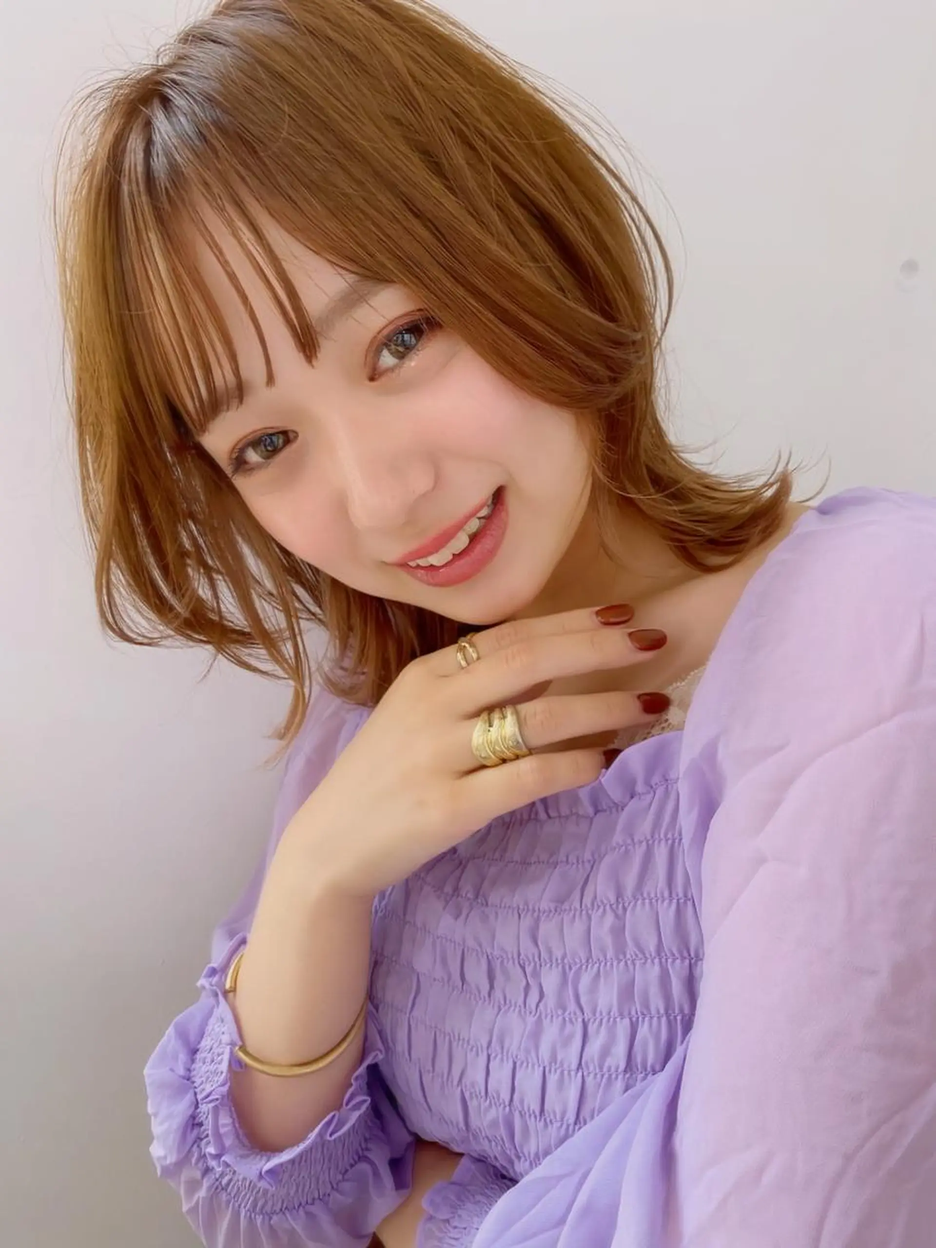ミディアム カラー ミディアムレイヤー ベージュカラー ミルクティーベージュ レイヤーカット chama レイヤーカットのヘアスタイル
