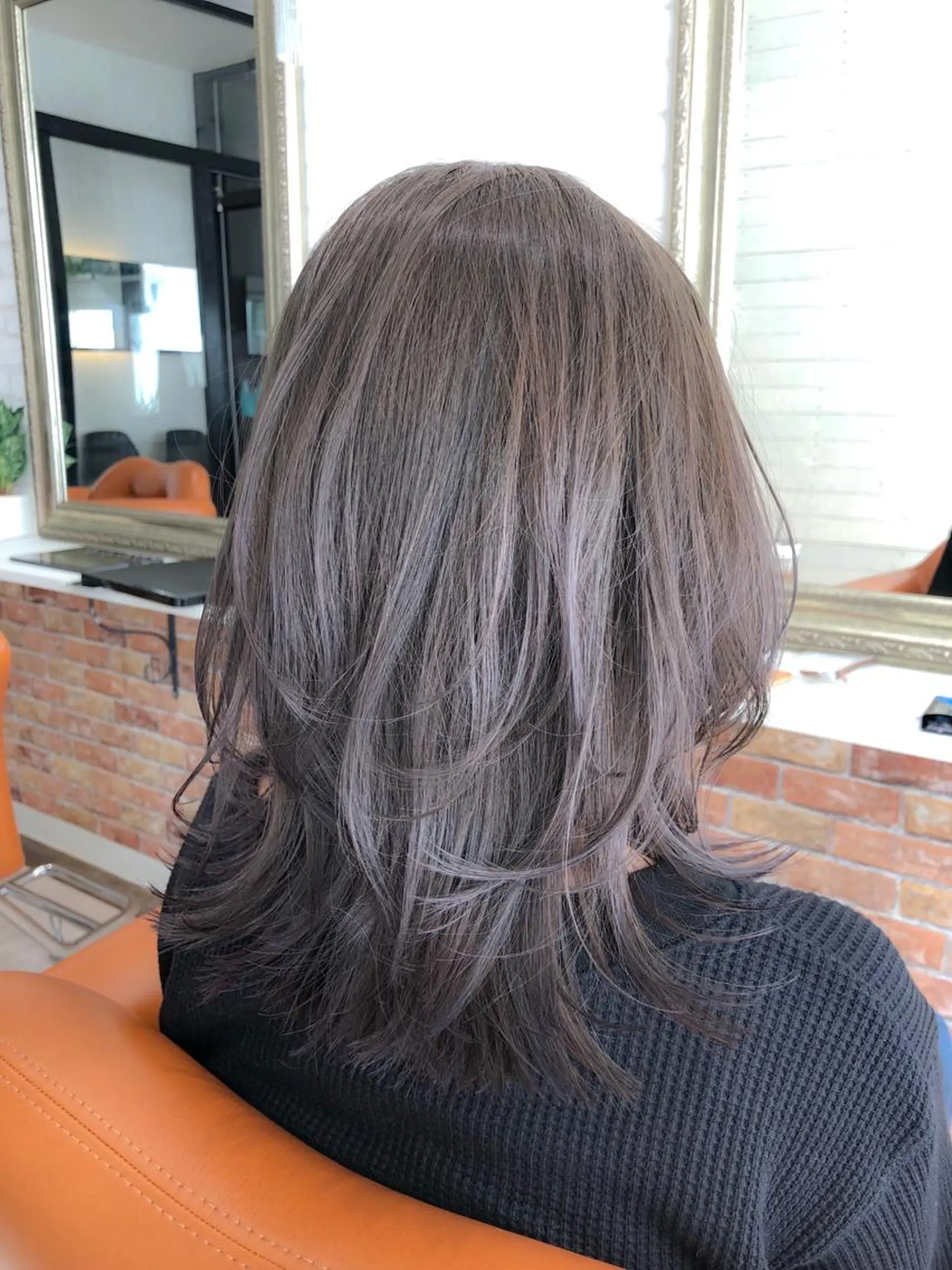 ミディアム カラー ヘアアレンジ ベージュカラー シルバー シルバーベージュ 濱田 ヒデキのヘアスタイル