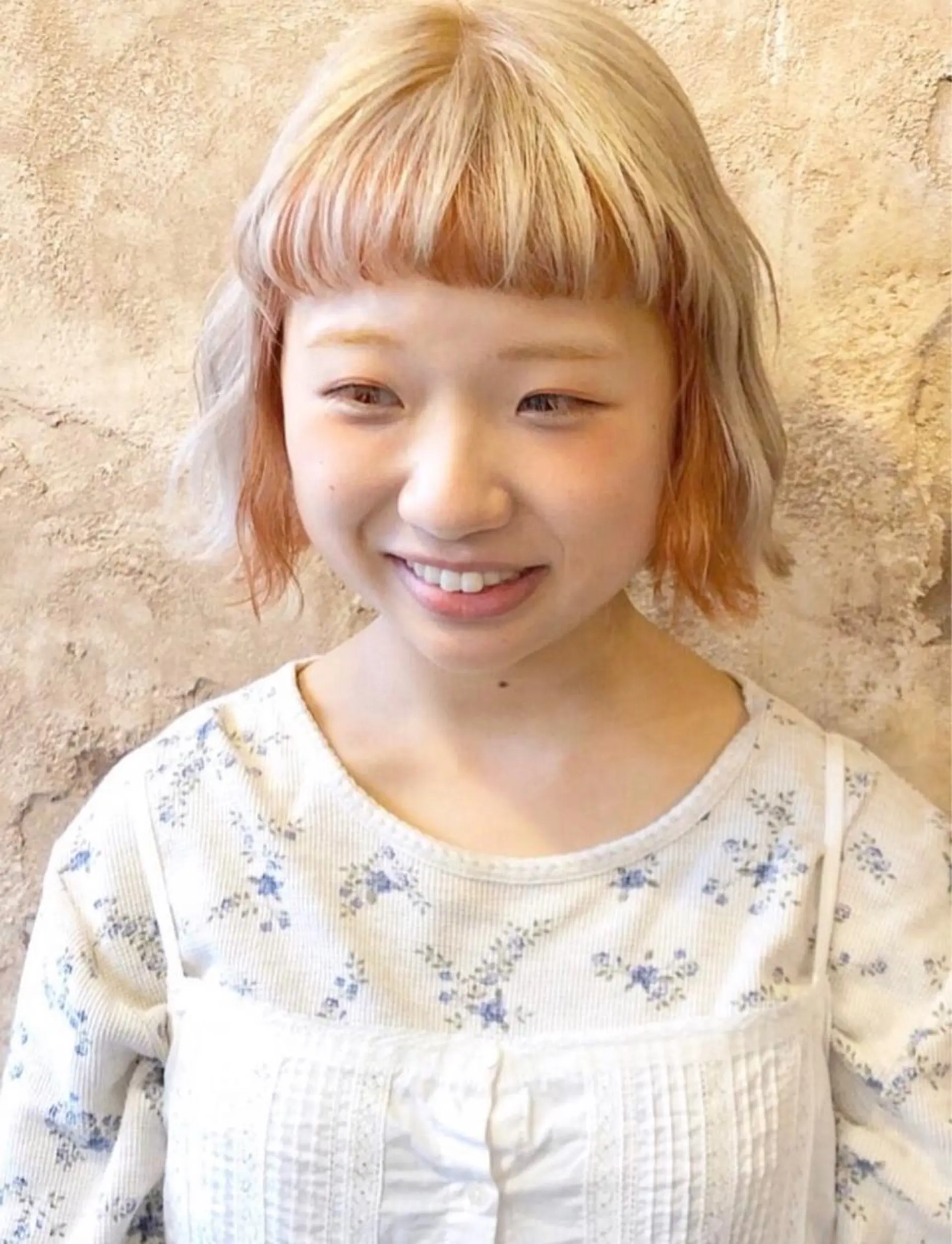 ショート カラー オレンジ オン眉 ブリーチ、パーマ 西部笑のヘアスタイル