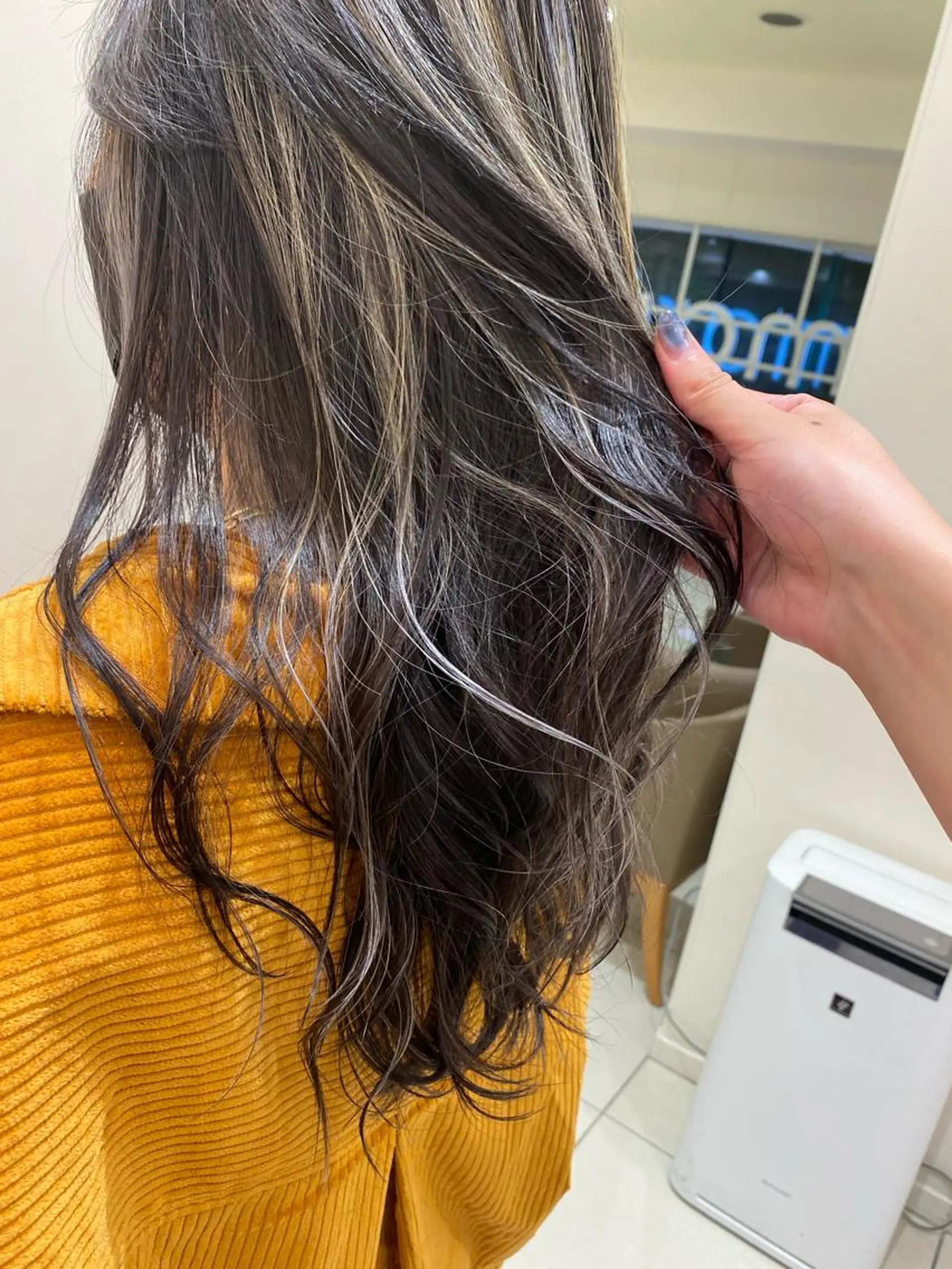 ロング カラー ハイライトカラー ハイライト カット ヘアカラー トリートメント プレイングカラー🤍 細めハイライトのヘアスタイル