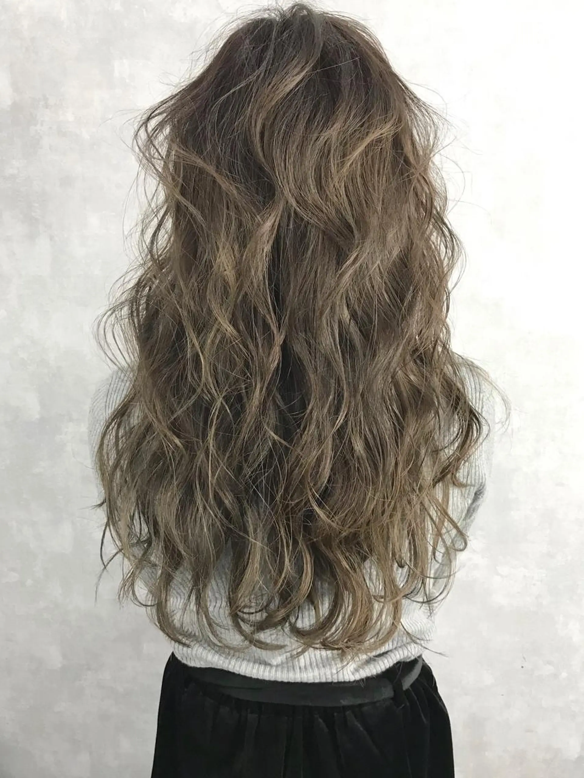 セミロング カラー グレージュ ハイライトカラー ハイライト TOMOYAレイヤー ブリーチ縮毛矯正のヘアスタイル