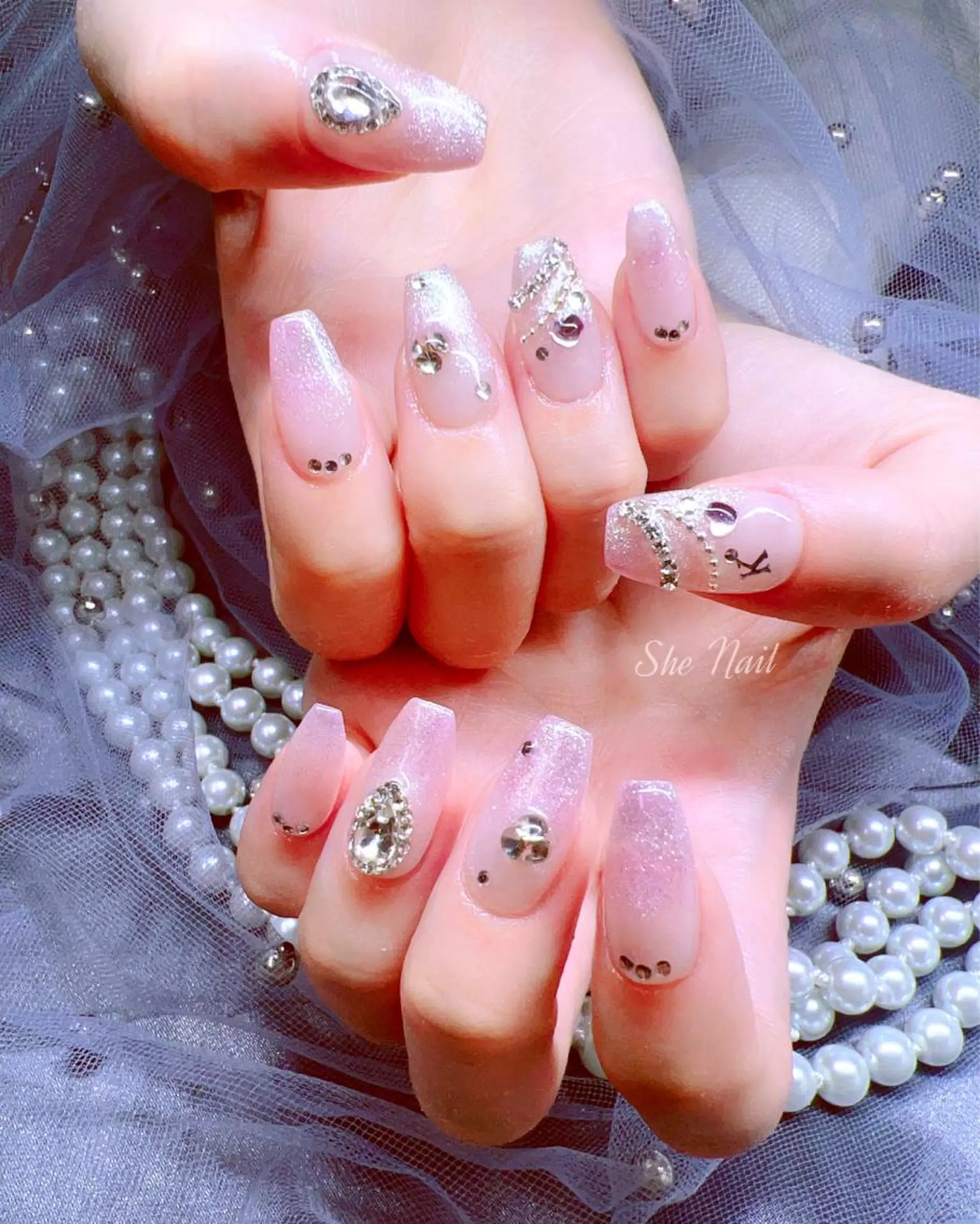 ネイル チークネイル 長さ出し グラデーション ラメ(グリッター) ラメグラデーション ハンドネイル She   Nail所属・ISA_ BELLAのネイルデザイン