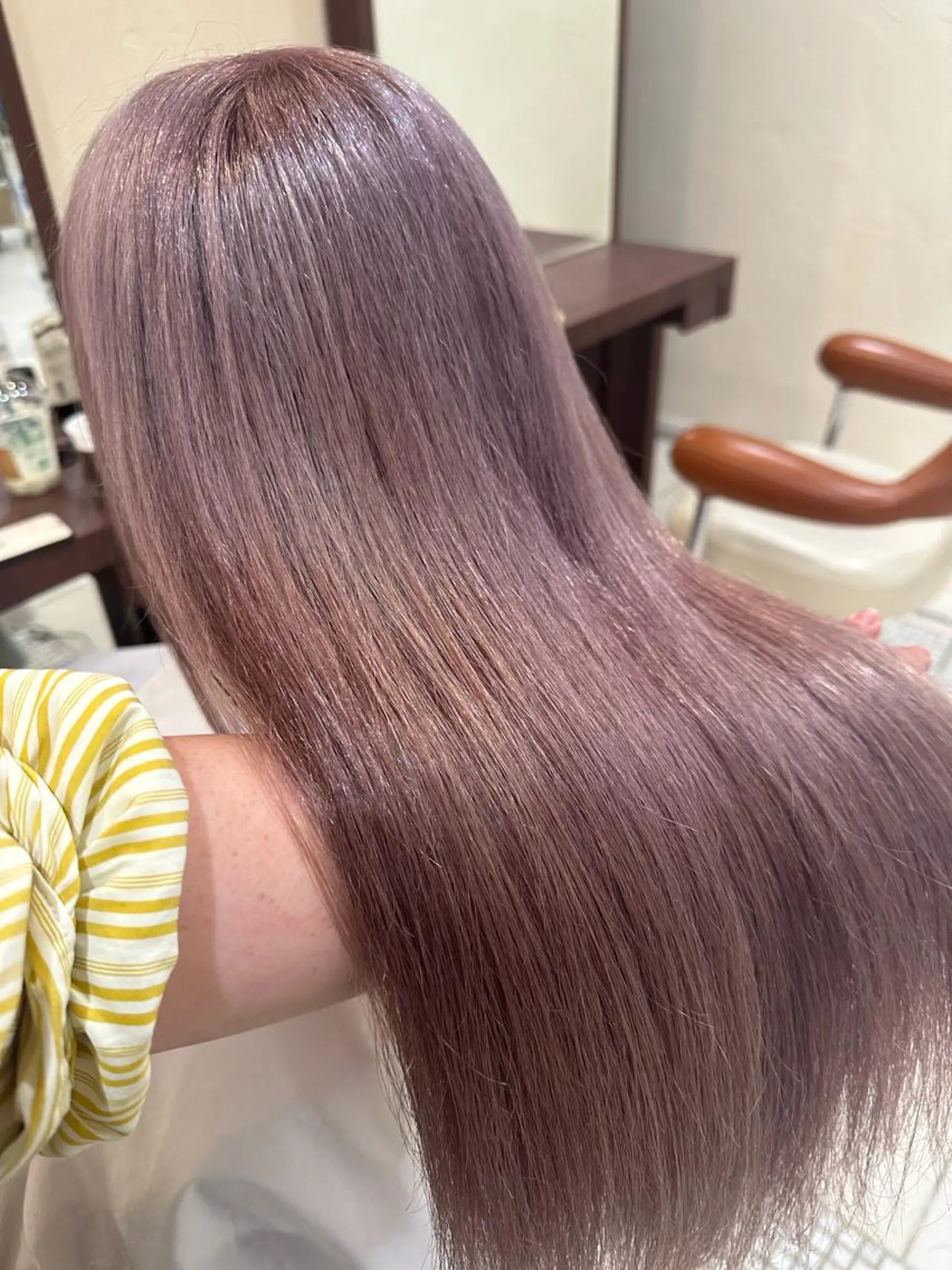 セミロング 千葉ハイトーンカラー KASUMIのヘアスタイル