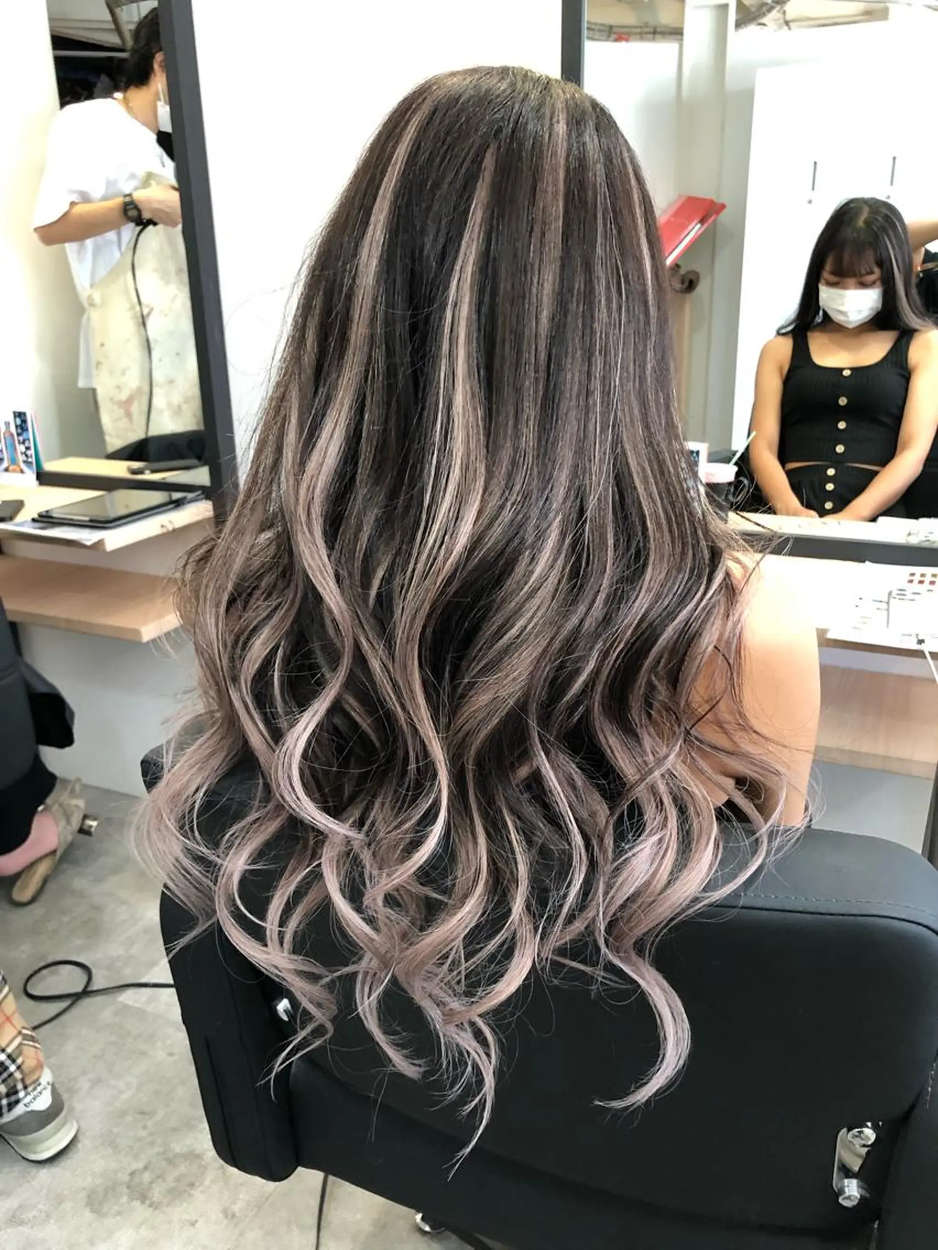 ロング カラー ヘアアレンジ デザインカラー グレージュ ハイトーンカラー エクステ alpha. カラーエクステ下妻のヘアスタイル