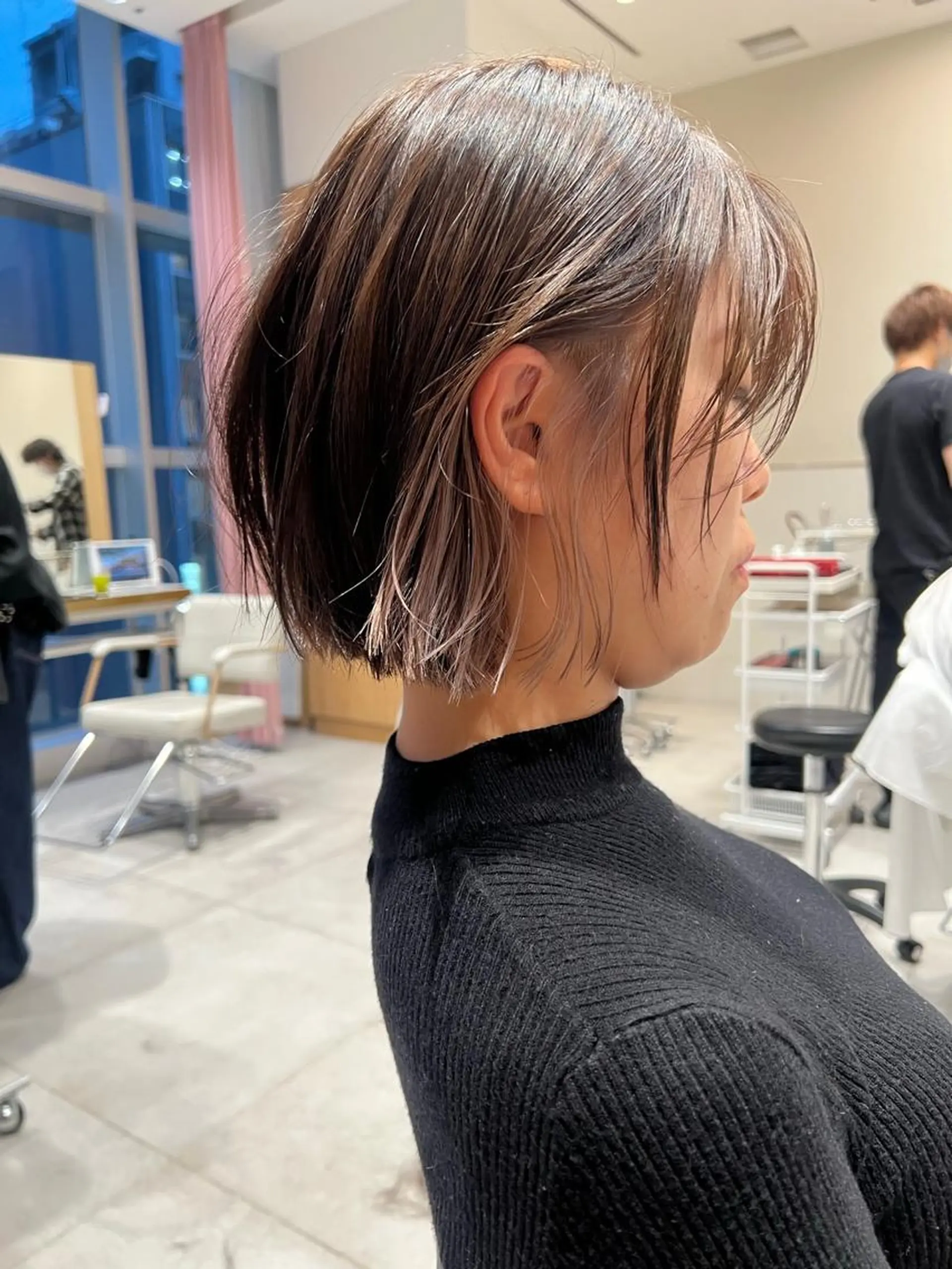 ミディアム カラー 切りっぱなしボブ ブリーチ グレージュ ボブ レイヤーカット ヘアカラー トリートメント ニュアンスレイヤー ハイトーンカラーのヘアスタイル