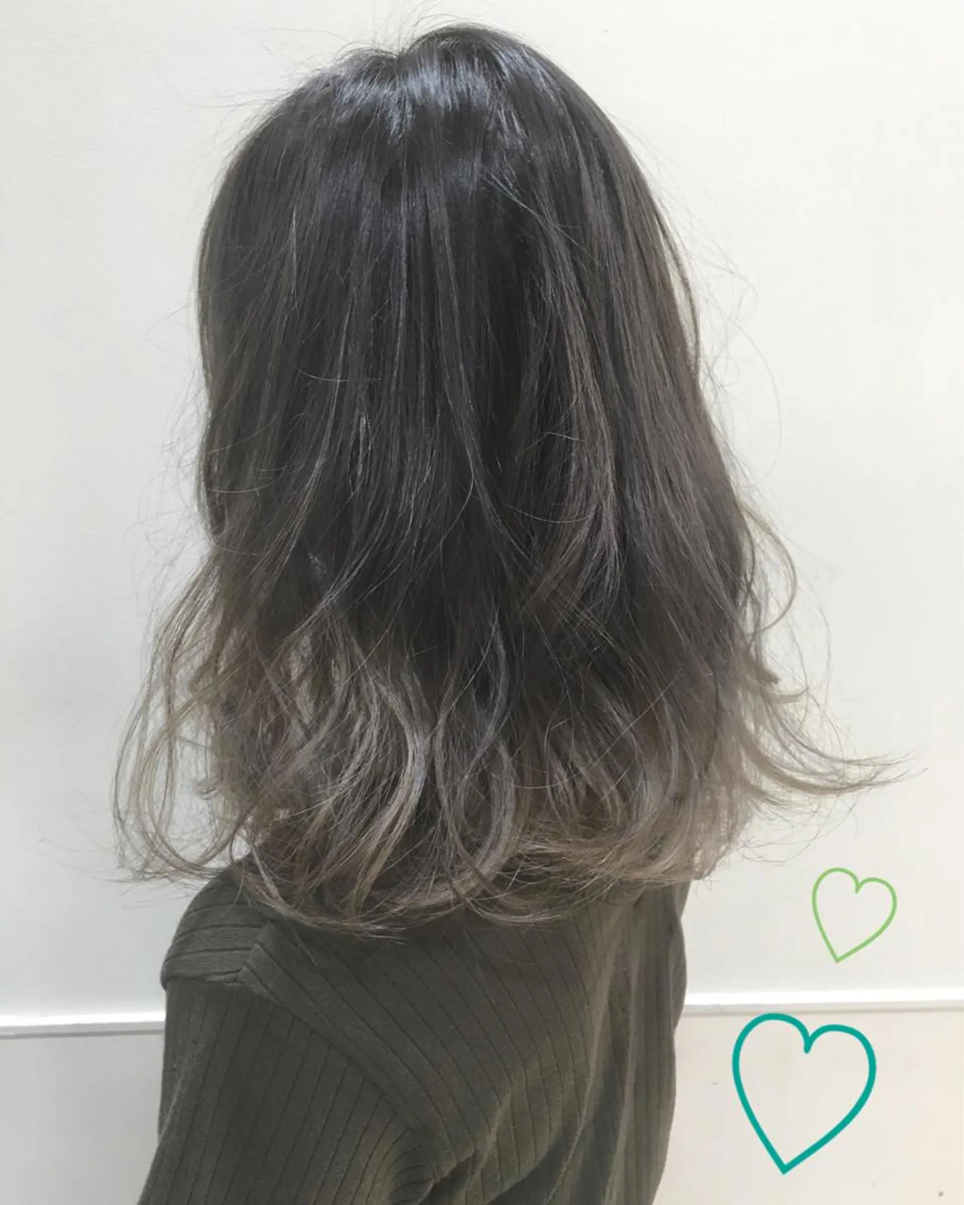 カラー アッシュ グラデーションカラー シルバー 早川 真幸のヘアスタイル