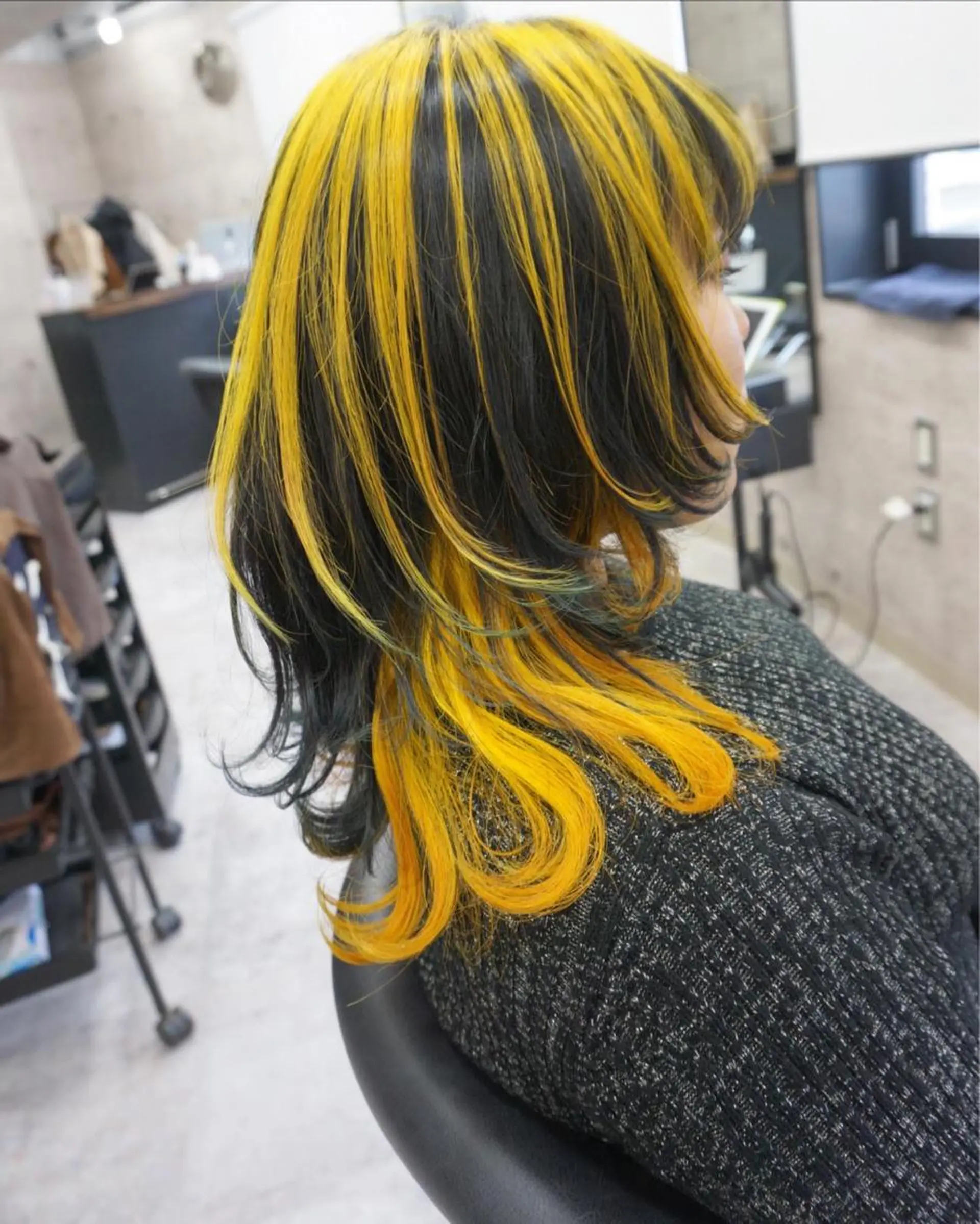 ロング イエローカラー ロング ウルフカット hair teria ryu 大塚のヘアスタイル