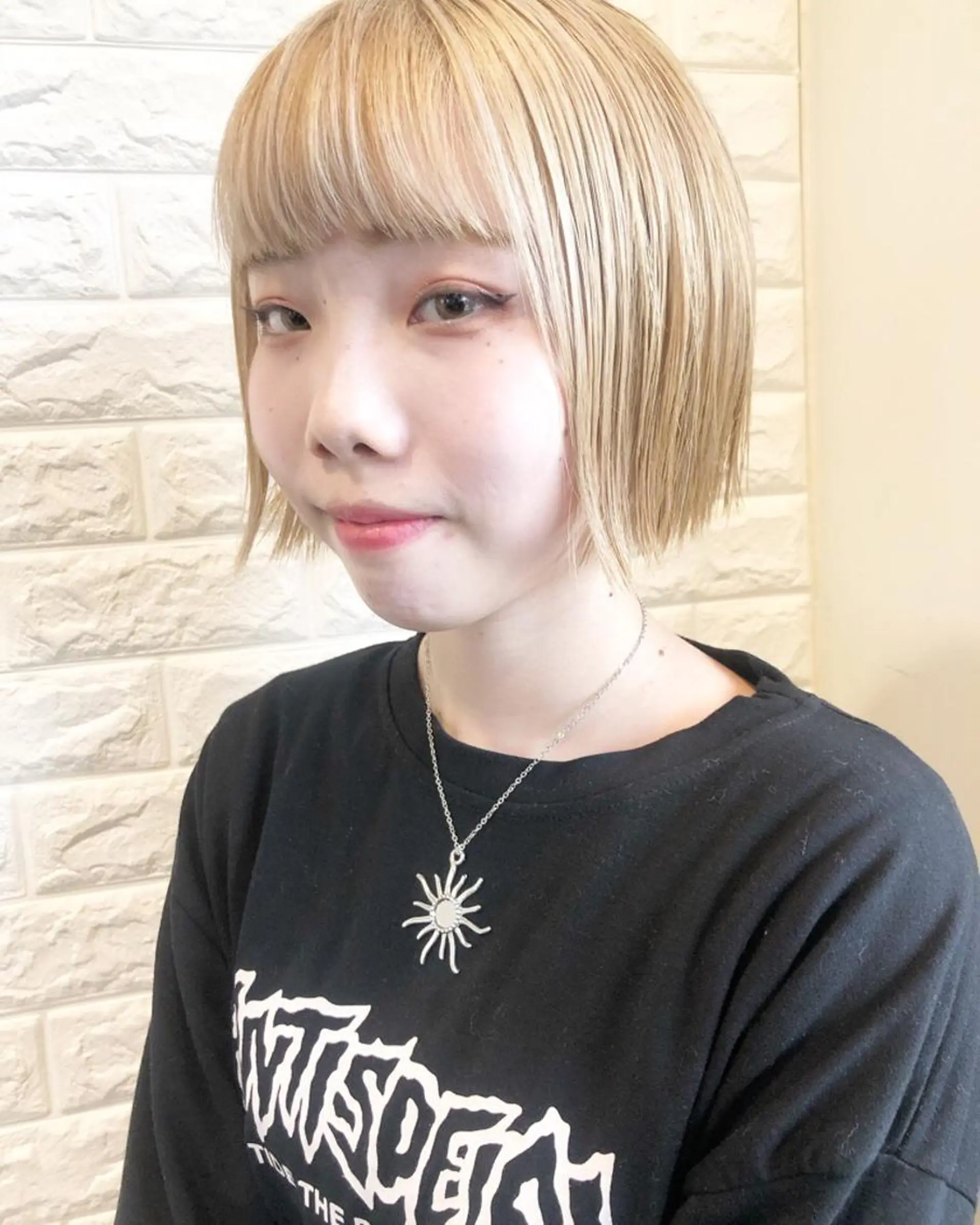 ショート カラー ブロンド ボブ 西本 夏美のヘアスタイル