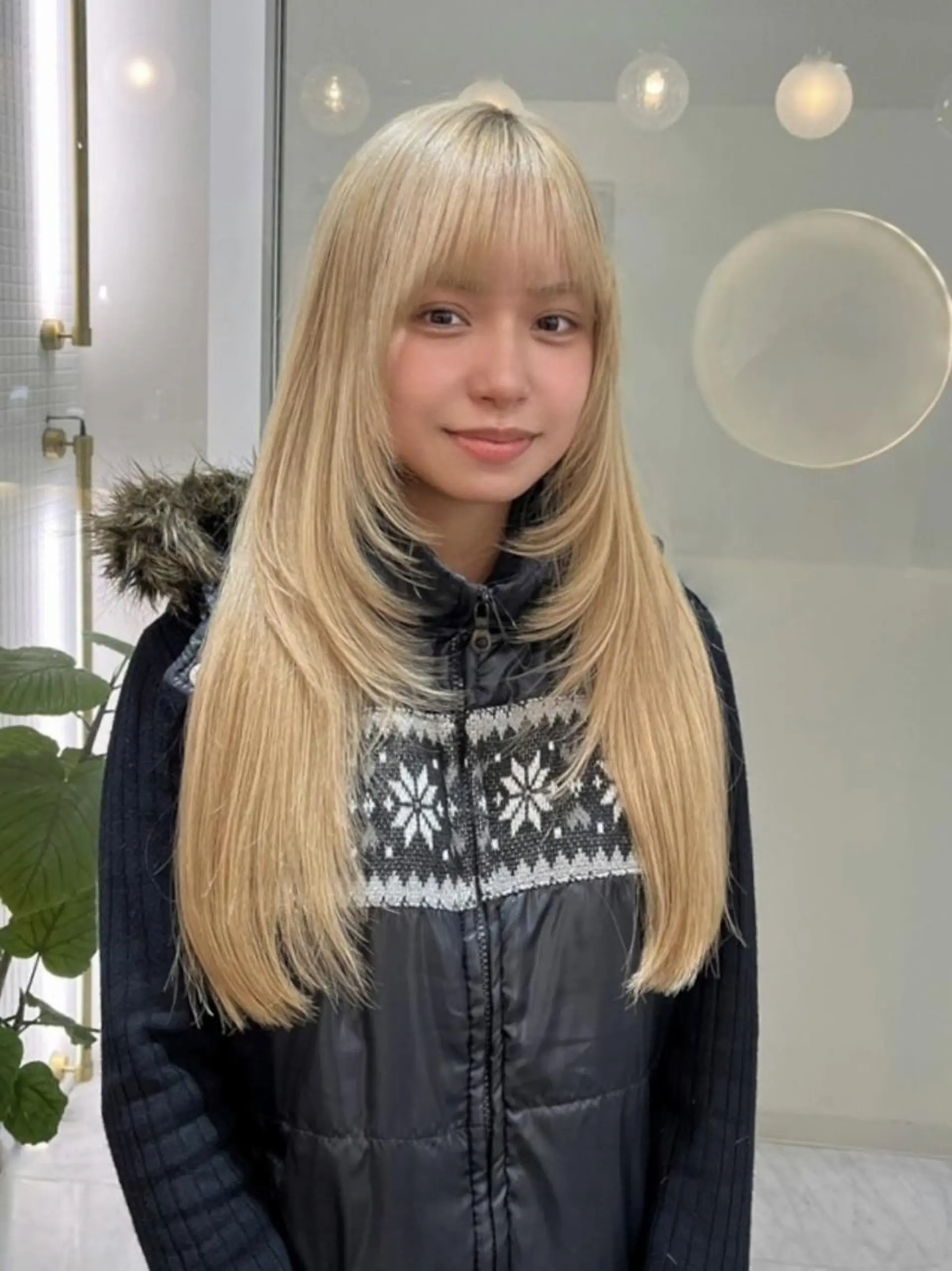 ロング カラー ロングレイヤー ハイトーンカラー レイヤーカット ロング Moe モエの眉毛・アイブロウイメージ