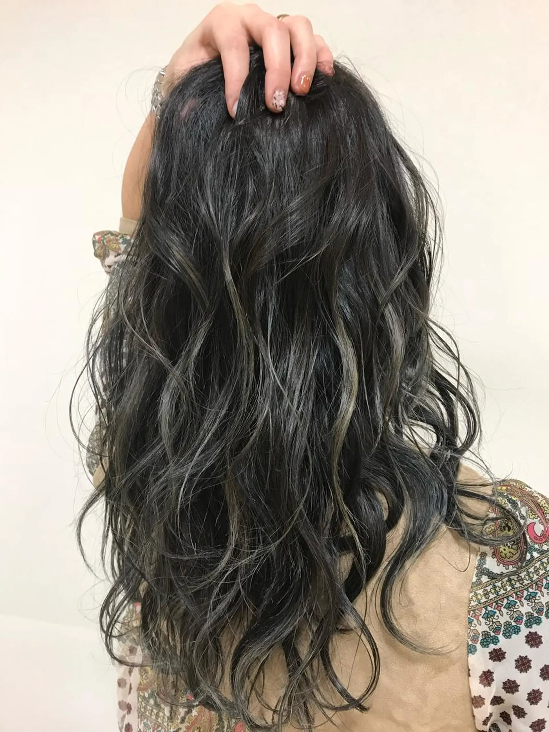 ロング ヘアカラー トリートメント デザインカラー🕊 石井萌のヘアスタイル