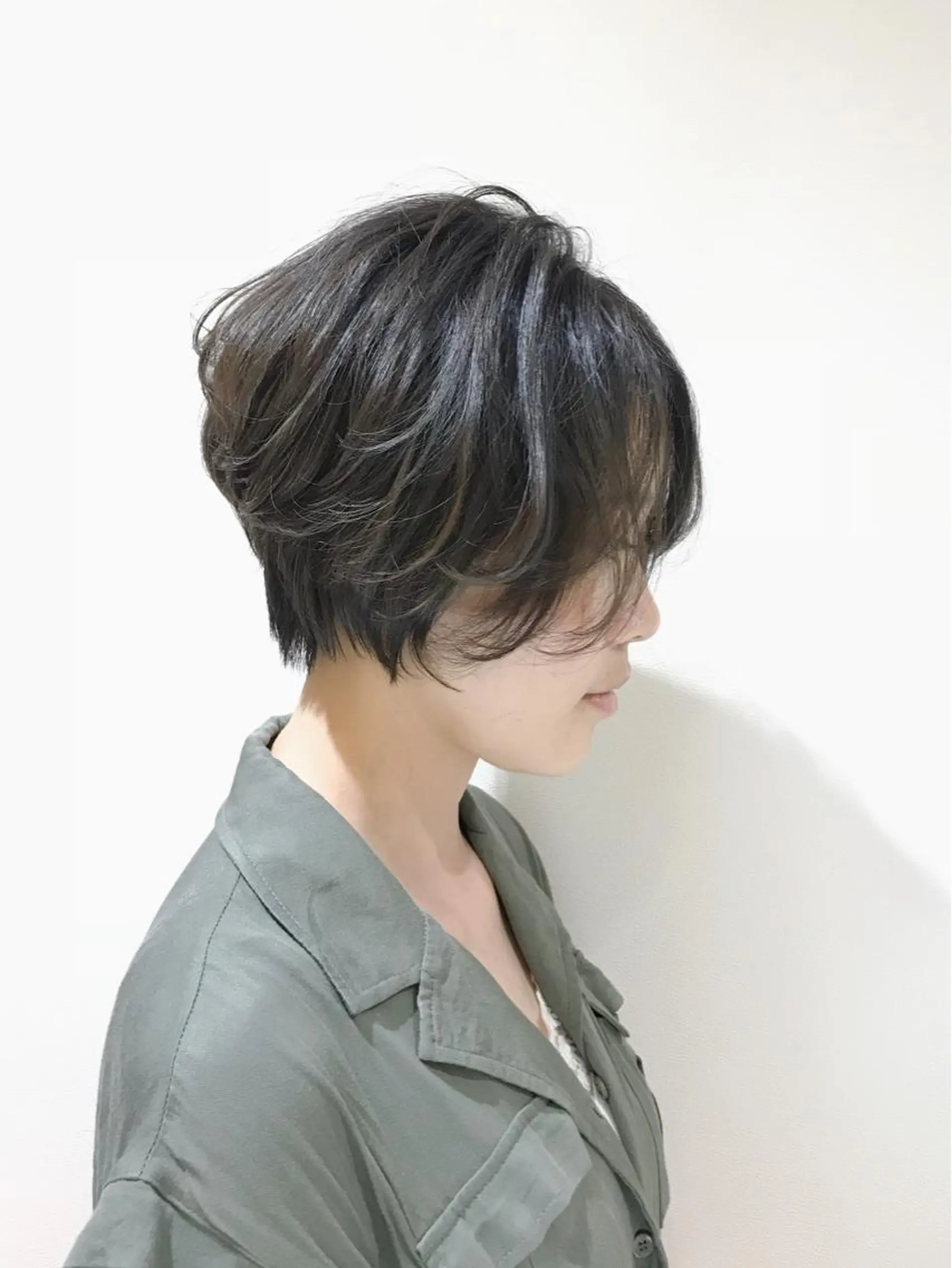 ショート カラー ショートボブ ブリーチ 透明感カラー ダークグレー ダークグレージュ カット ヘアカラー ボブ・レイヤーカット 吉敷航一のヘアスタイル