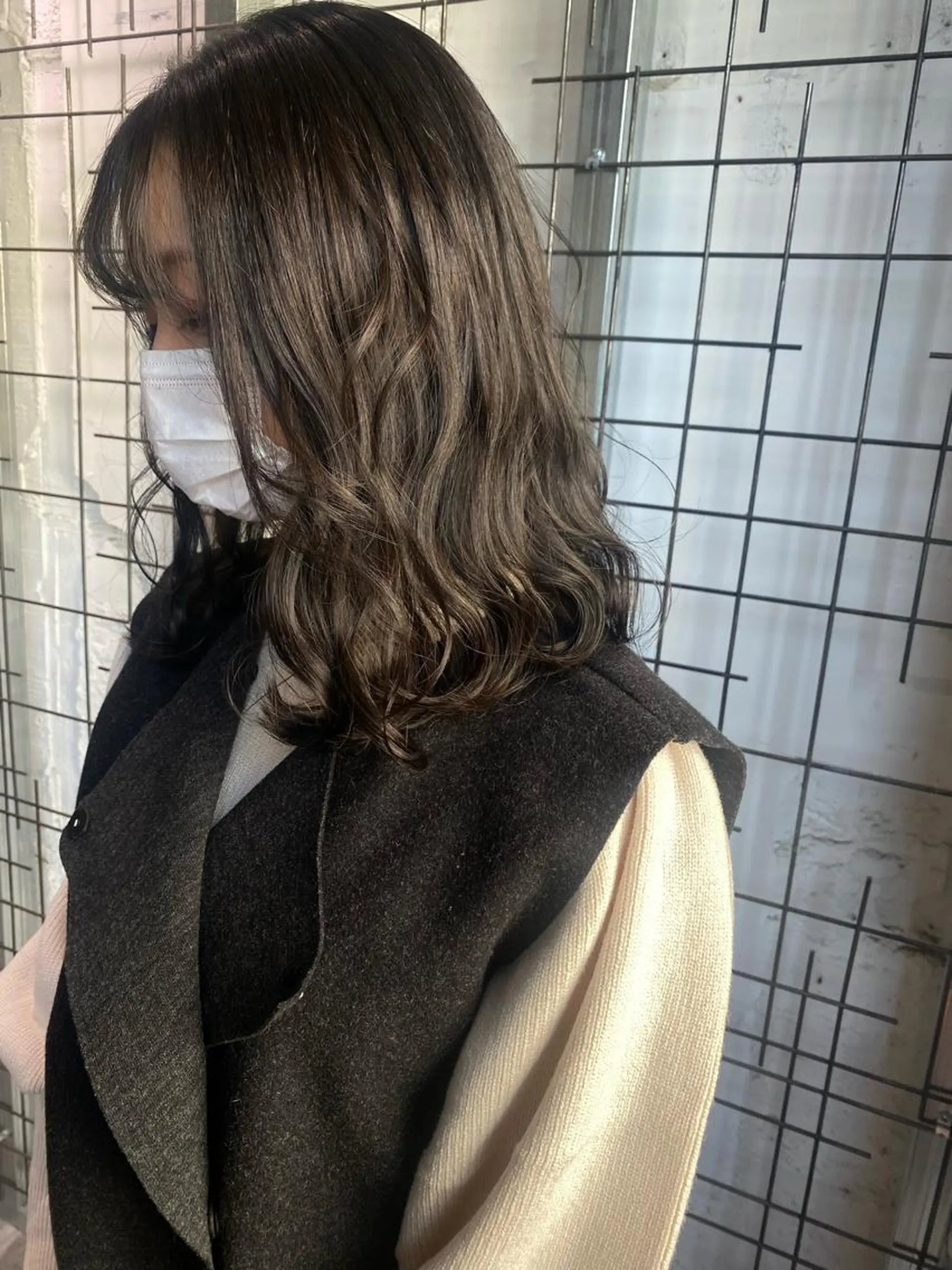カラー ブリーチ グレージュ ブリーチなしカラー ヘアカラー AYANE 韓国ヘア /レイヤーカットのヘアスタイル
