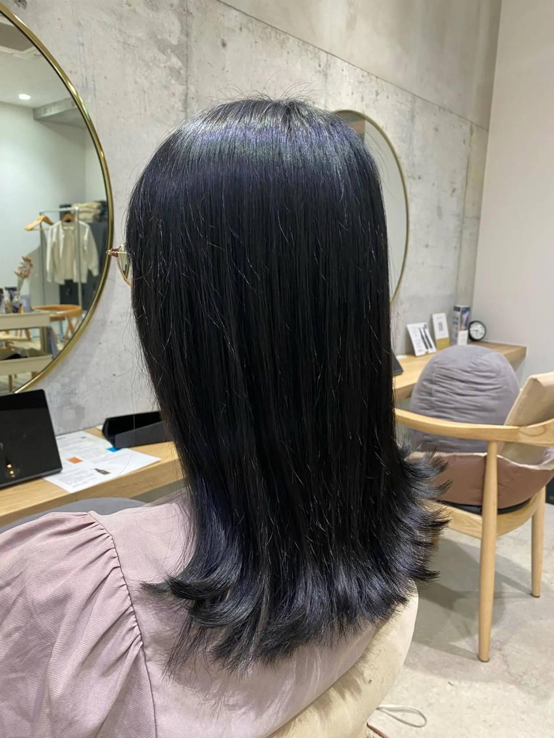 セミロング カラー 黒髪 ブルーカラー ブルーブラック fumi🪞血色感 アップ艶カラーのヘアスタイル
