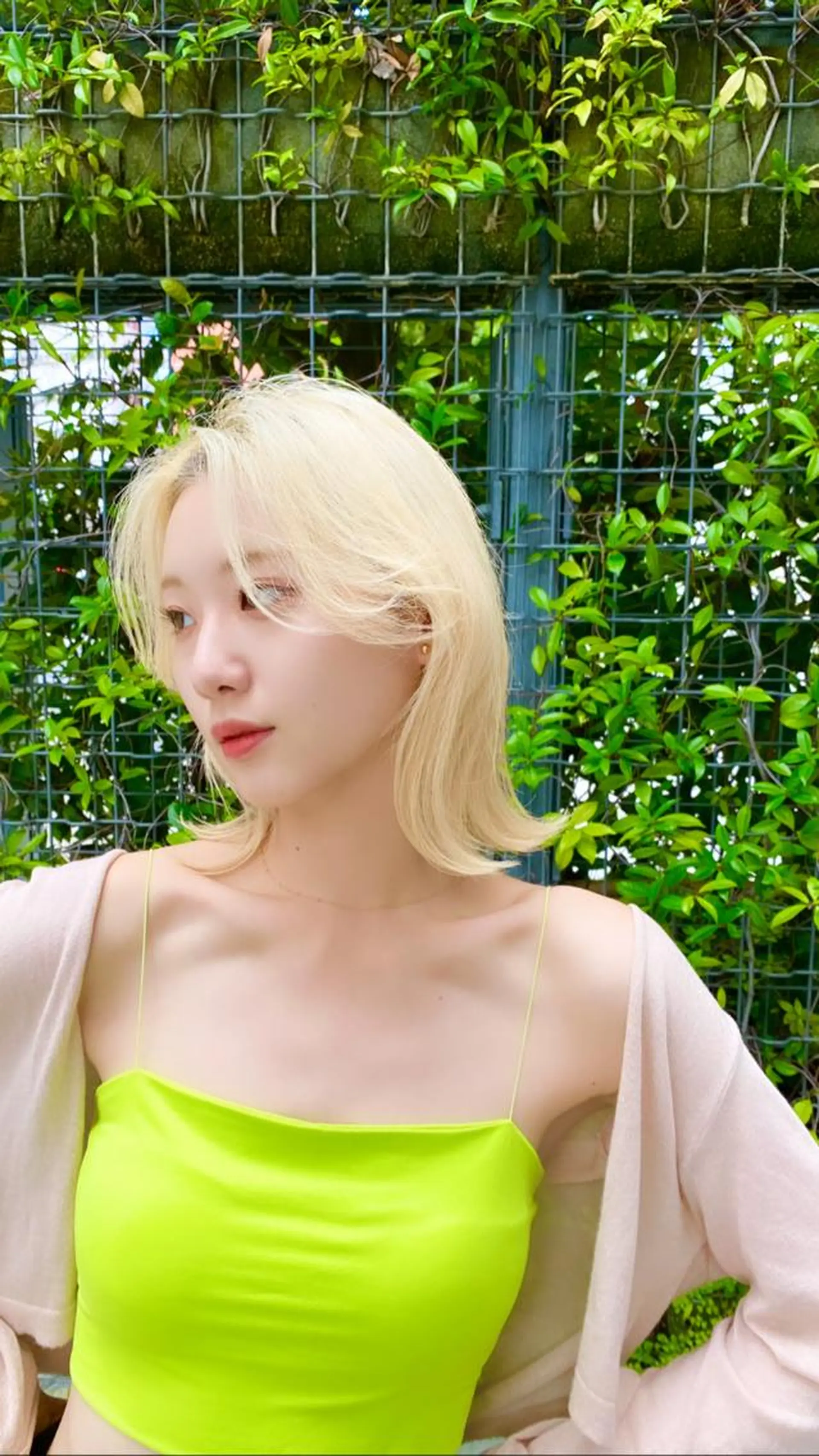 ミディアム カラー ブロンド 透明感カラー ホワイトブロンド カット ヘアカラー トリートメント ✨髪質改善職人✨ デザインカラー/若林のヘアスタイル